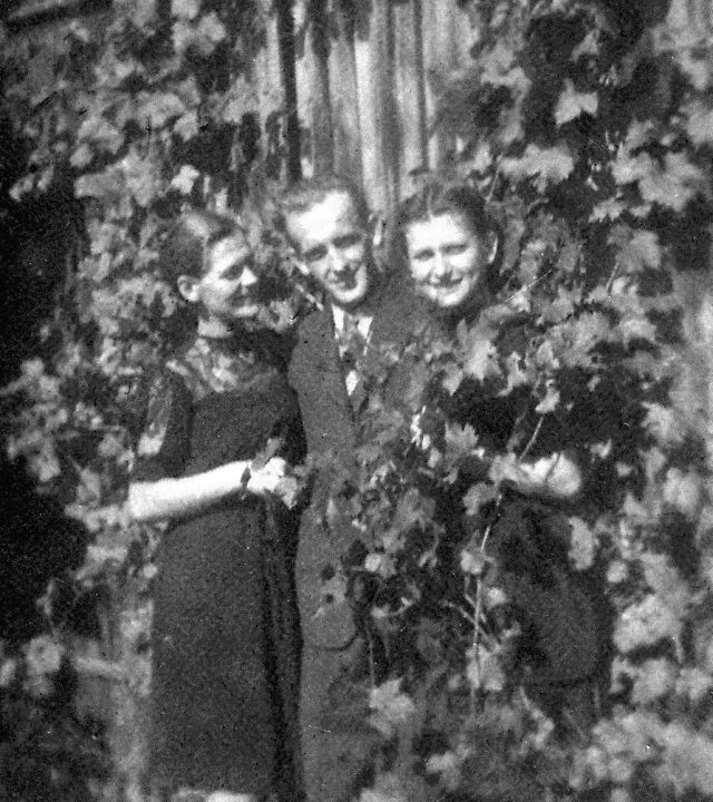 Edmund Cybuliński z siostrami Łucją i Heleną,Tuchola -  lata 40-te. Fot. z archiwum rodzinnego Michała Malawskiego.