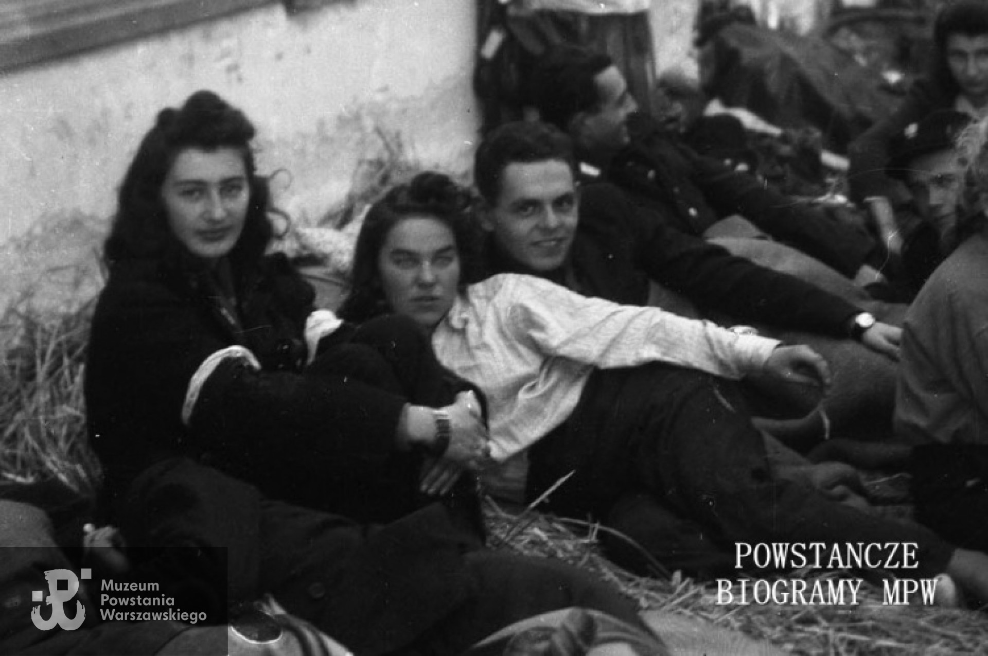Powiększony fragment poprzedniej fotografii: siedzą od lewej: Wanda Redek ps. "Czarna Basia", Maria Lecewicz  "Myszka"; pchor. "Krzeczkowski" Zbigniew Jarkiewicz. Fot. ze zbiorów Muzeum Powstania Warszawskiego, sygn. MPW-IN/4190