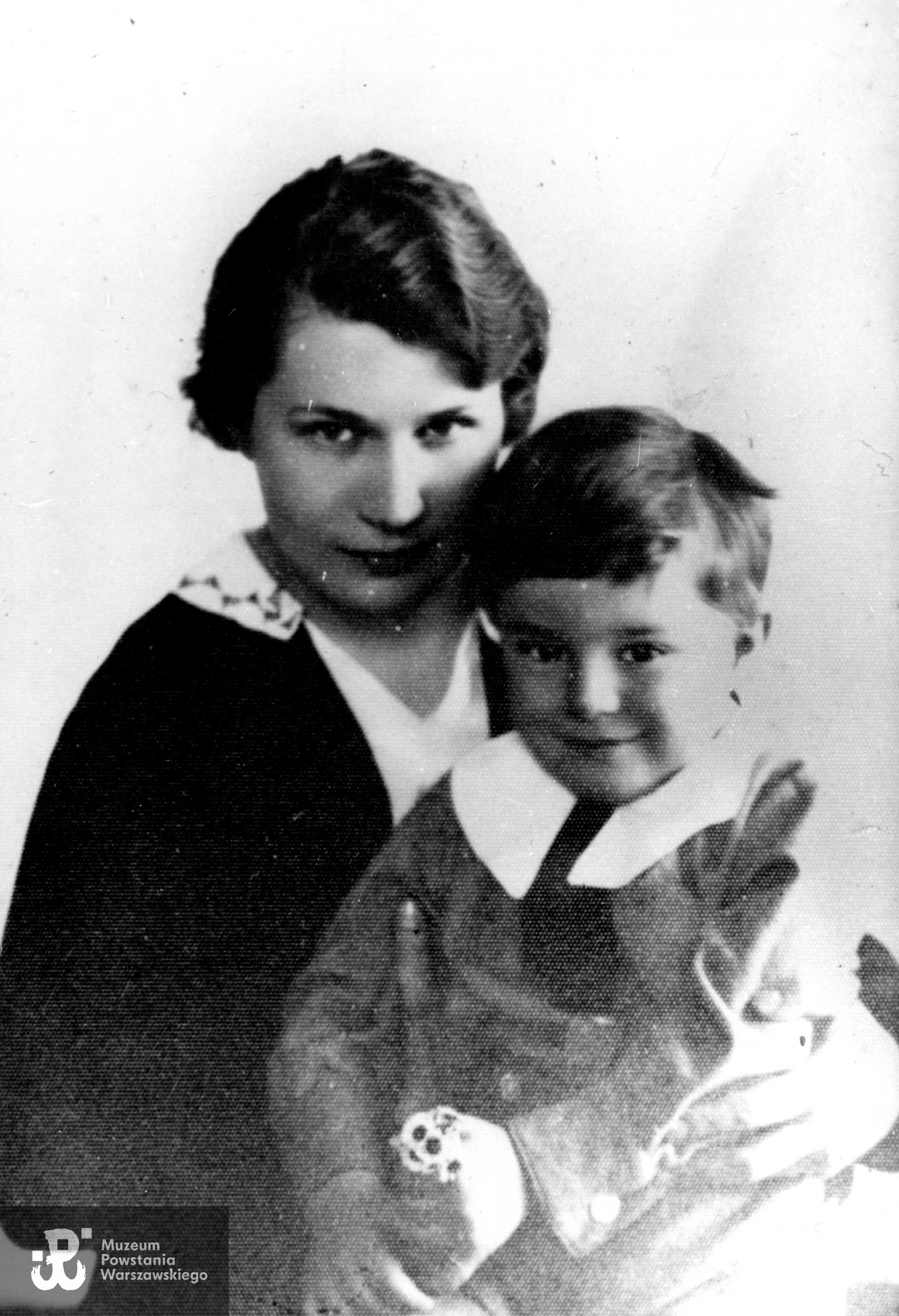 Allan Andrzej Semadeni z matką Ireną z Konopackich. Fot. z archiwum rodziny Semadenich, do wykonania kopii udostępnił p. Zbigniew Semadeni.