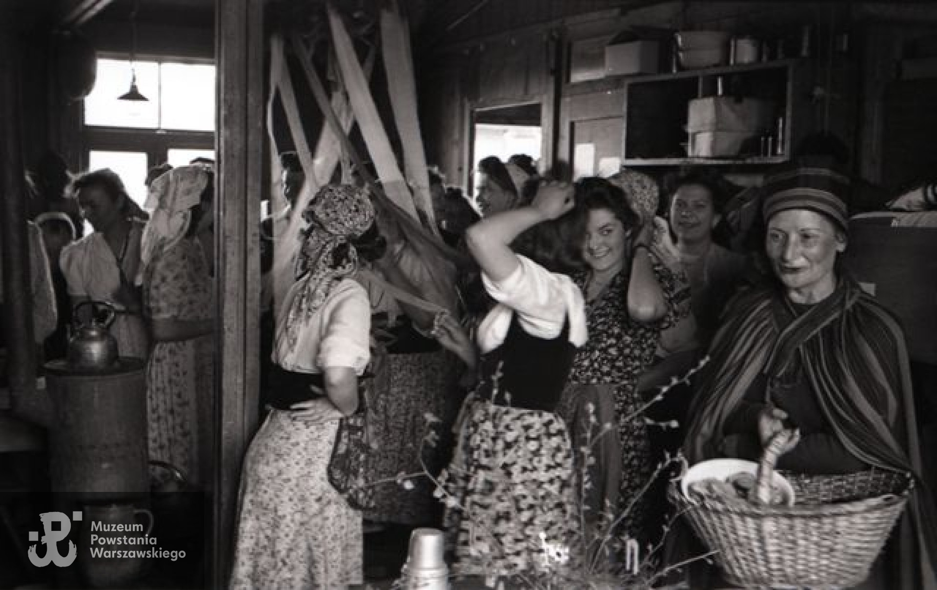 Fotografia ze Stalagu IV B/H Zeithain (obóz szpitalny - oddział Stalagu IV-B Mühlberg). Polki przygotowujące się do wielkanocnej ceremonii obnoszenia gaika w obozie. Na pierwszym planie od prawej: Stanisława Mikucka "Sowa", Krystyna Kunowska "Kuna", Barbara Lewandowska "Wirta" (bokiem, z uniesioną ręką). Po prawej w głębi Irena Gabler "Kucia".  Autorem zdjęcia jest Czesław Gerwel "Orłoś". Fot. ze zbiorów Muzeum Powstania Warszawskiego, sygn. MPW-IN/3869 