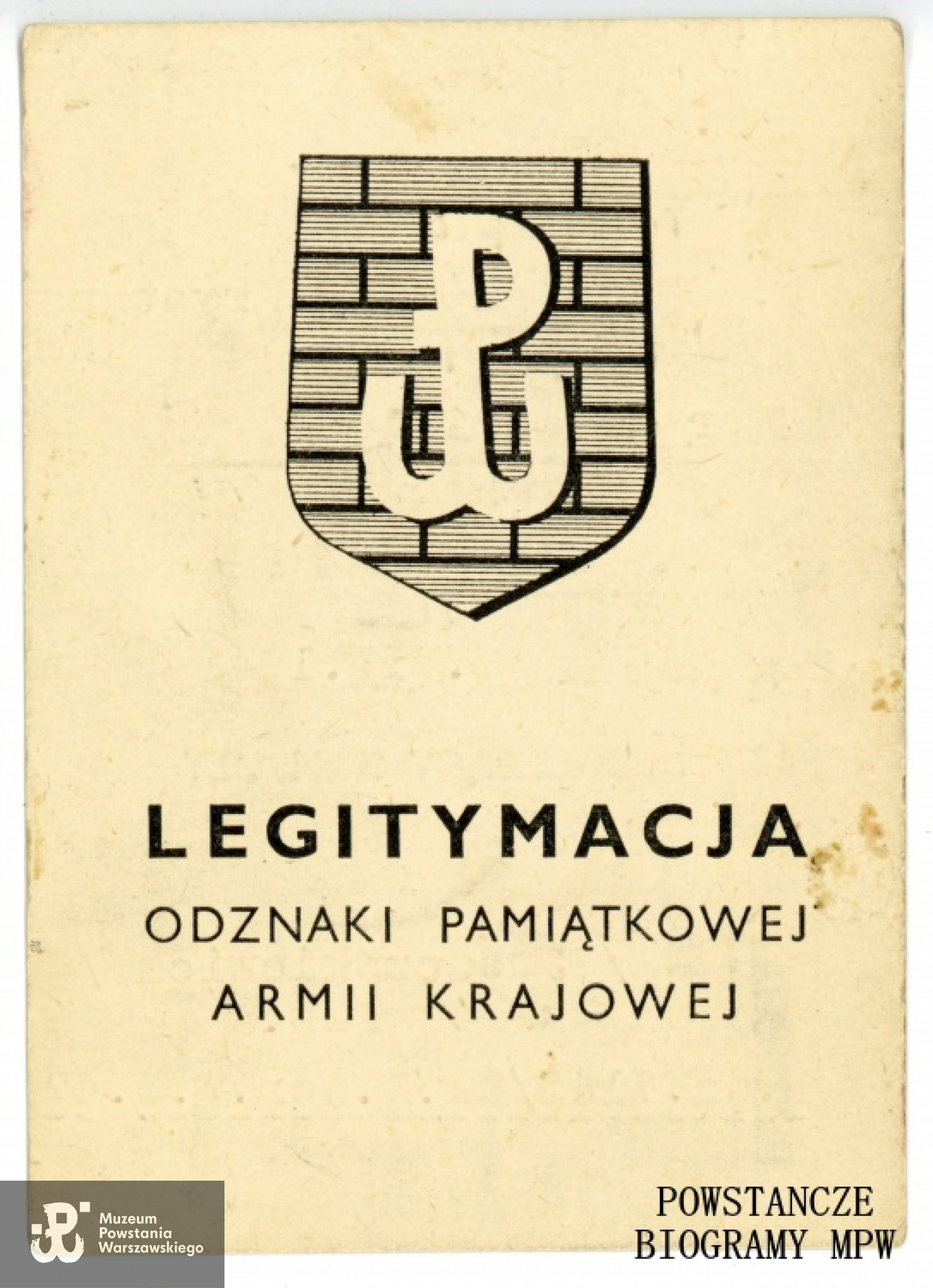 Legitymacja odznaki pamiątkowej Armii Krajowej wystawiona pośmiertnie na nazwisko Krystyna Dzierżanowska. Ze zbiorów Muzeum Powstania Warszawskiego, sygn. P/4916