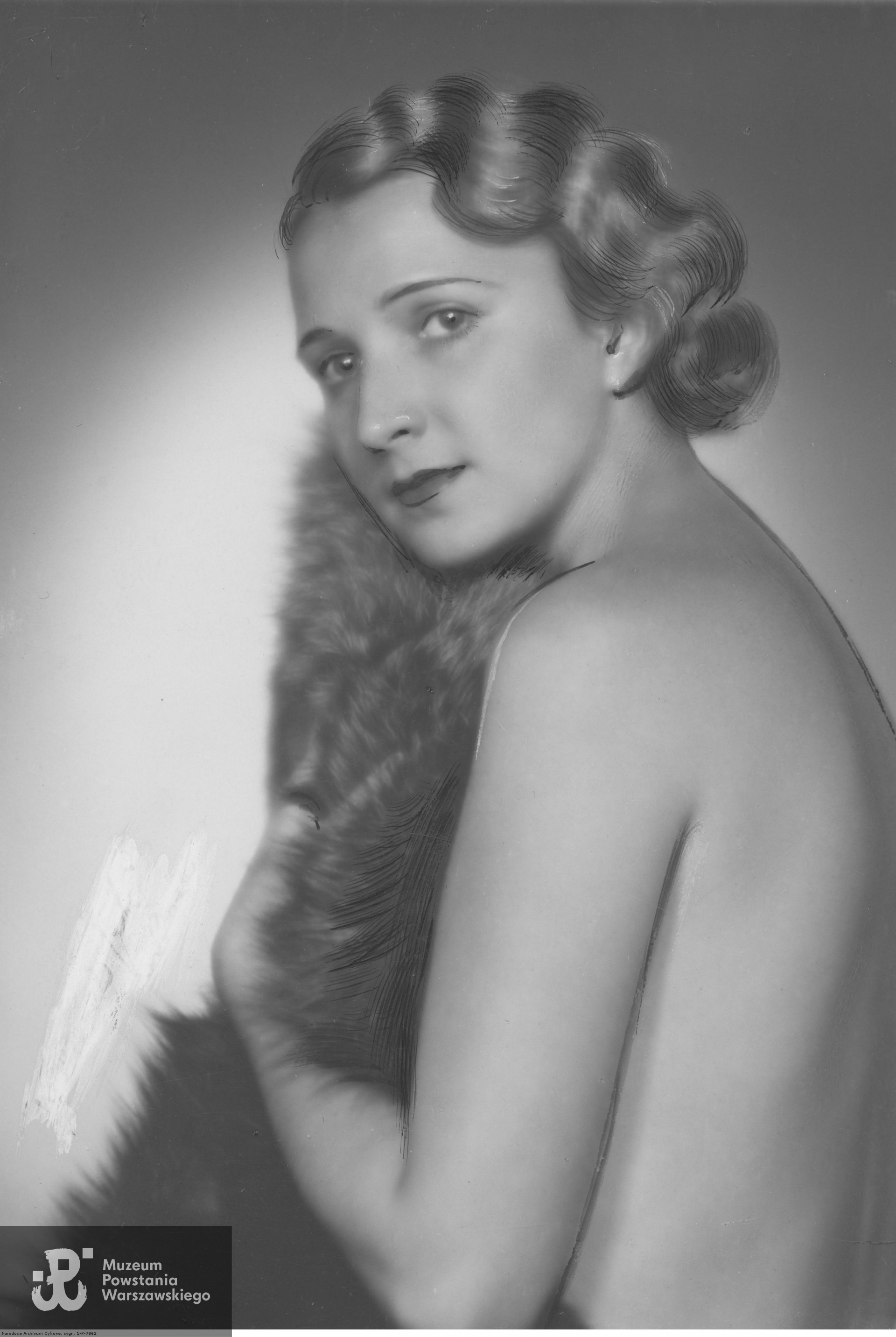 Mary Gabrielli - piosenkarka, artystka kabaretowa. Fotografia portretowa, 1937 r. Ze zbiorów Narodowego Archiwum Cyfrowego - zespół Koncern Ilustrowany Kurier Codzienny - Archiwum Ilustracji, audiovis.nac.gov.pl