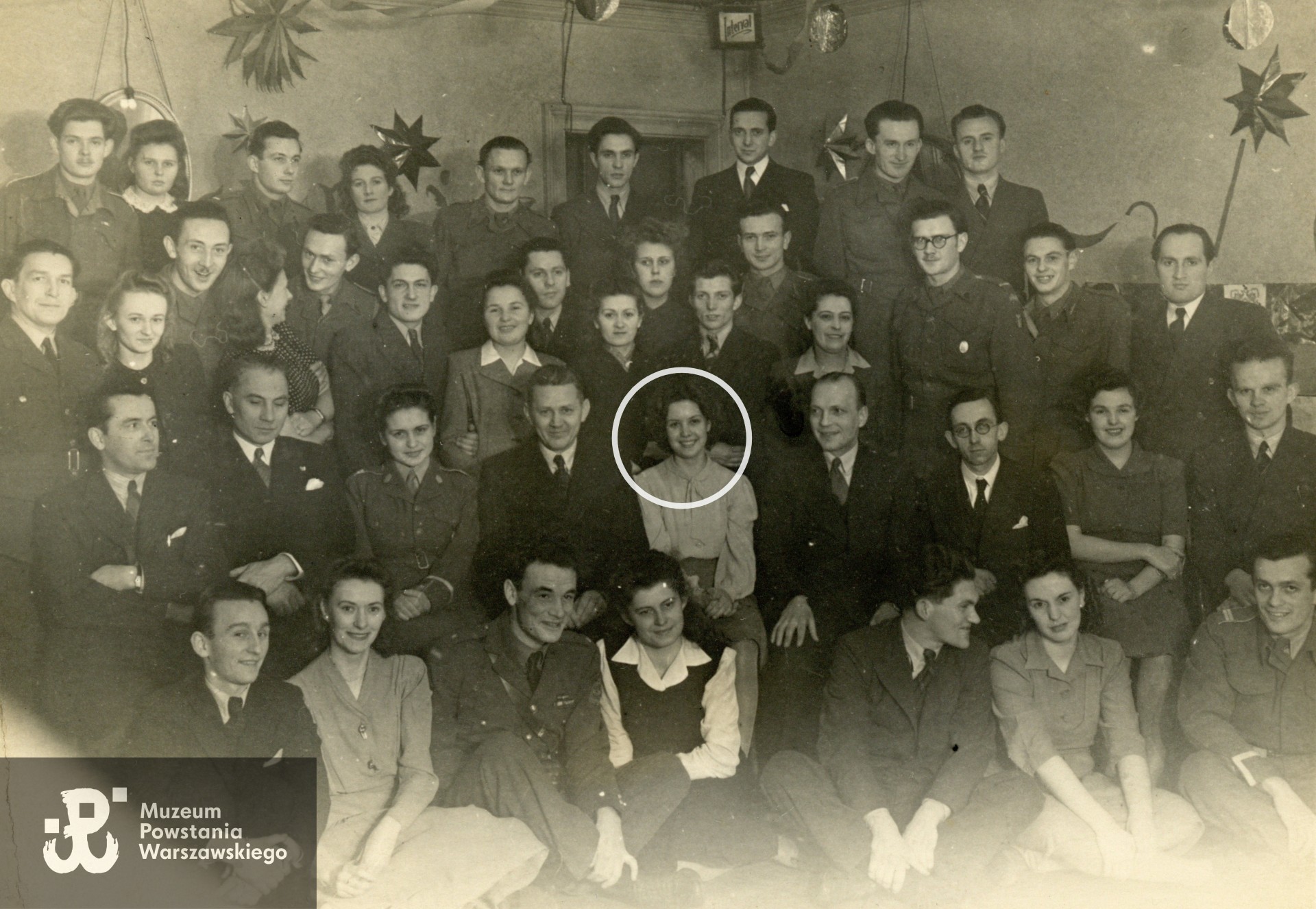 Glasgow, Szkocja, 1946 rok. Barbara Przytuła w środku grupy (zaznaczona w kole), w górnej części kadru przyszły mąż Barbary - Zygmunt Grosicki. Fot. ze zbiorów rodzinnych syna, skan wykonano w Muzeum Powstania Warszawskiego w maju 2024 r. 