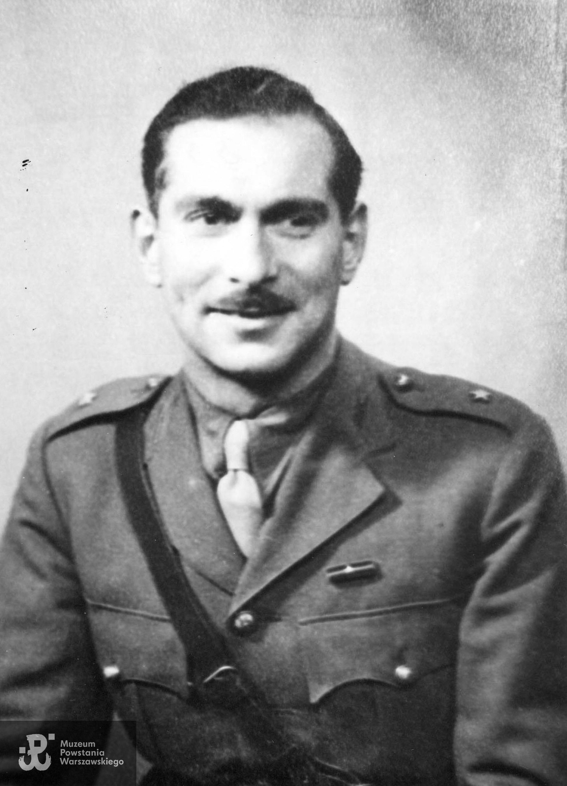  Ppor. rez. Witold Złotnicki "Witold" (1916-2000),  z-ca dowódcy, a następnie  dowódca (w okresie 13 sierpnia - 24 września 1944) komp. "B-3" Batalionu "Bałtyk" Pułku "Baszta". Fot. ze zbiorów Muzeum Powstania Warszawskiego, sygn. MPW-IP/3416,  ujęcie tożsame: MPW-IP/10079/12 (P/5718/07)