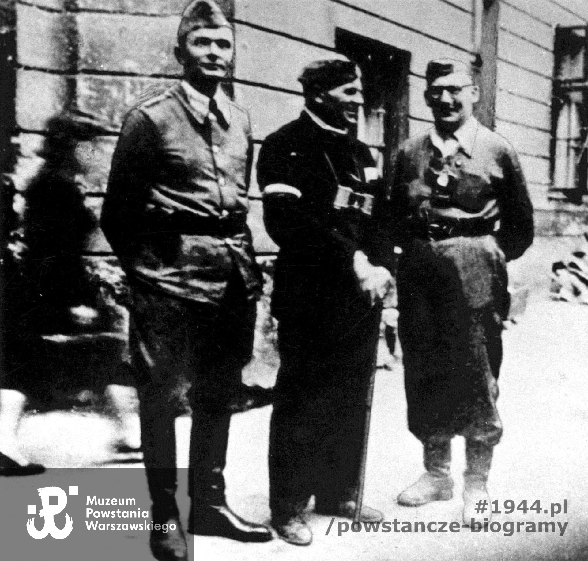 Fotografia z Powstania Warszawskiego. Śródmieście Północne. Dowództwo Zgrupowania "Gurt" na podwórzu kamienicy. Od lewej: kpt. Stanisław Tomaszewski - Bończa "Jednorożec" zastępca dowódcy, kpt. Kazimierz Czapla "Gurt" dowódca, kpt. Henryk Kotowski "Kot" oficer saperów. Fot. ze zbiorów Muzeum Powstania Warszawskiego, sygn. MPW-IH/141