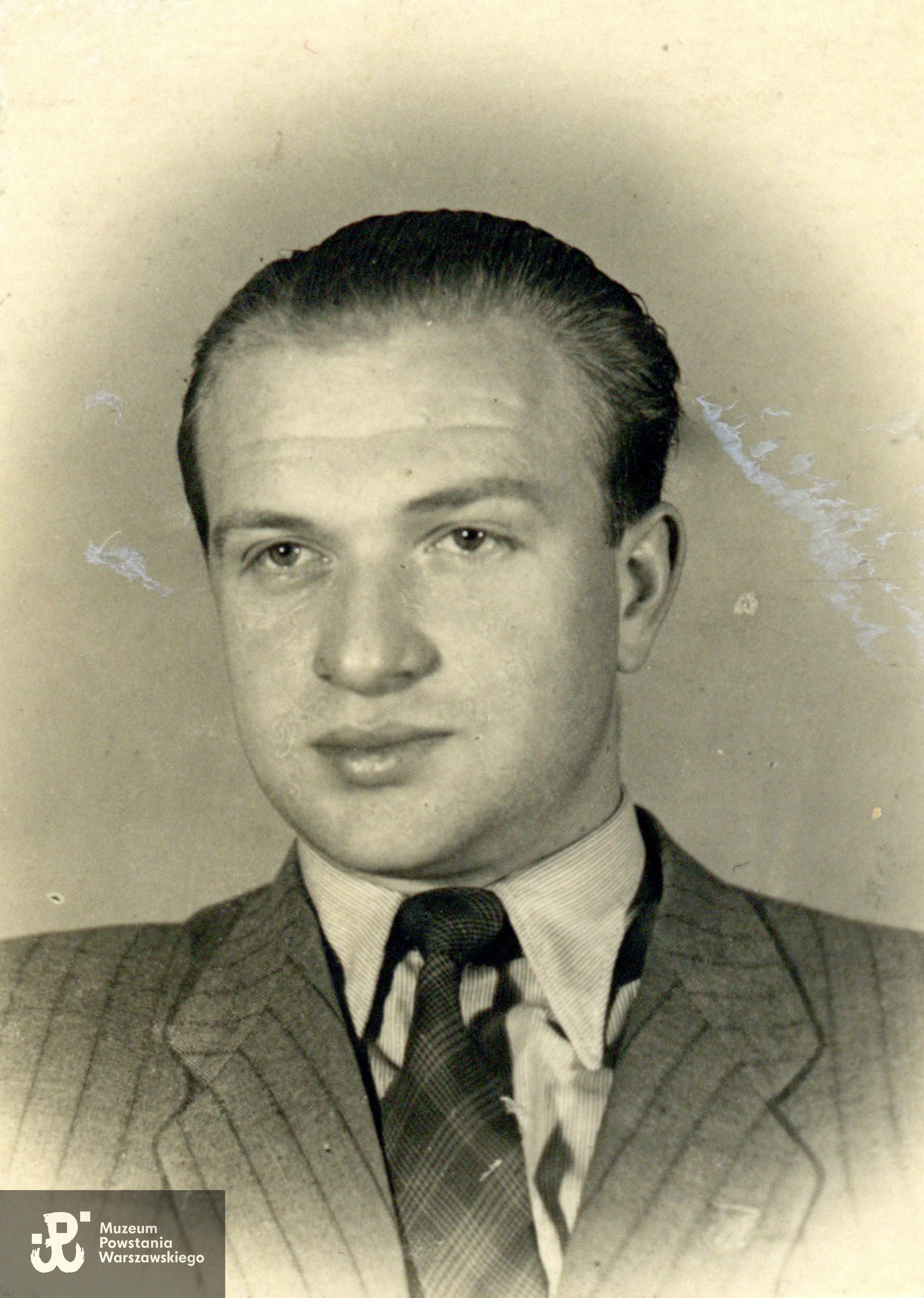 Edmund Baranowski ps. „Jur” (1925-2020). Fot. dołączona do Ankiety Uczestnika Powstania Warszawskiego, źródło: Teczki personalne uczestników Powstania Warszawskiego: Baranowski Edmund „Jur"