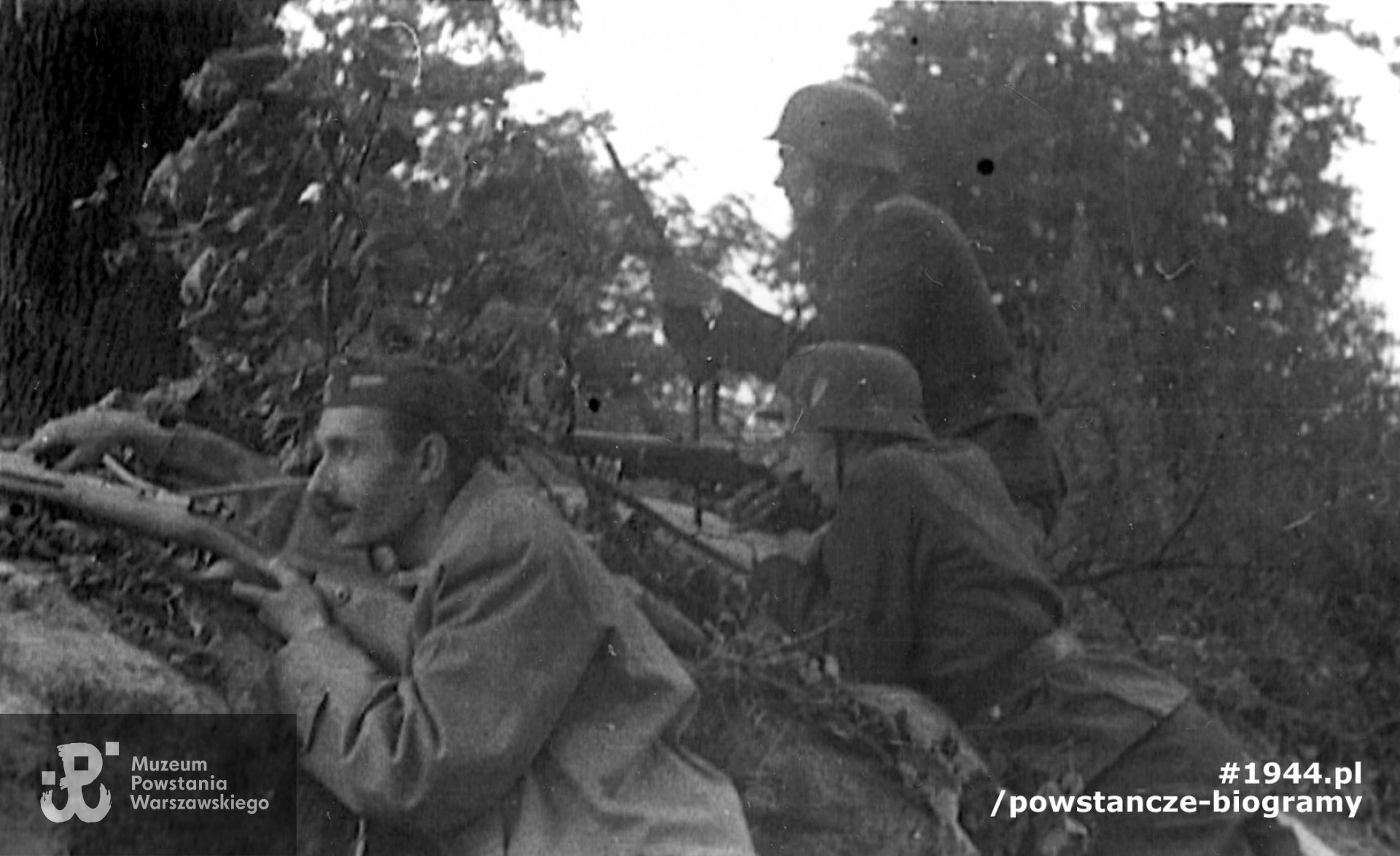 Fotografia z Powstania Warszawskiego. Śródmieście Południowe, rejon ul. Książęcej. Żołnierze z I plut. 3 komp. Batalionu "Miłosz" na stanowisku ogniowym na terenie szpitala św. Łazarza. Od lewej: Wacław Paradowski "Kary", plut. Ryszard Lewandowski "Oporek", kpr. pchor. Lech Krasnowolski "Andrzej". Fot. ze zbiorów Muzeum Powstania Warszawskiego, sygn. MPW-IP/7938. Autorem zdjęcia jest Wojciech Marczyński "Bogusław"