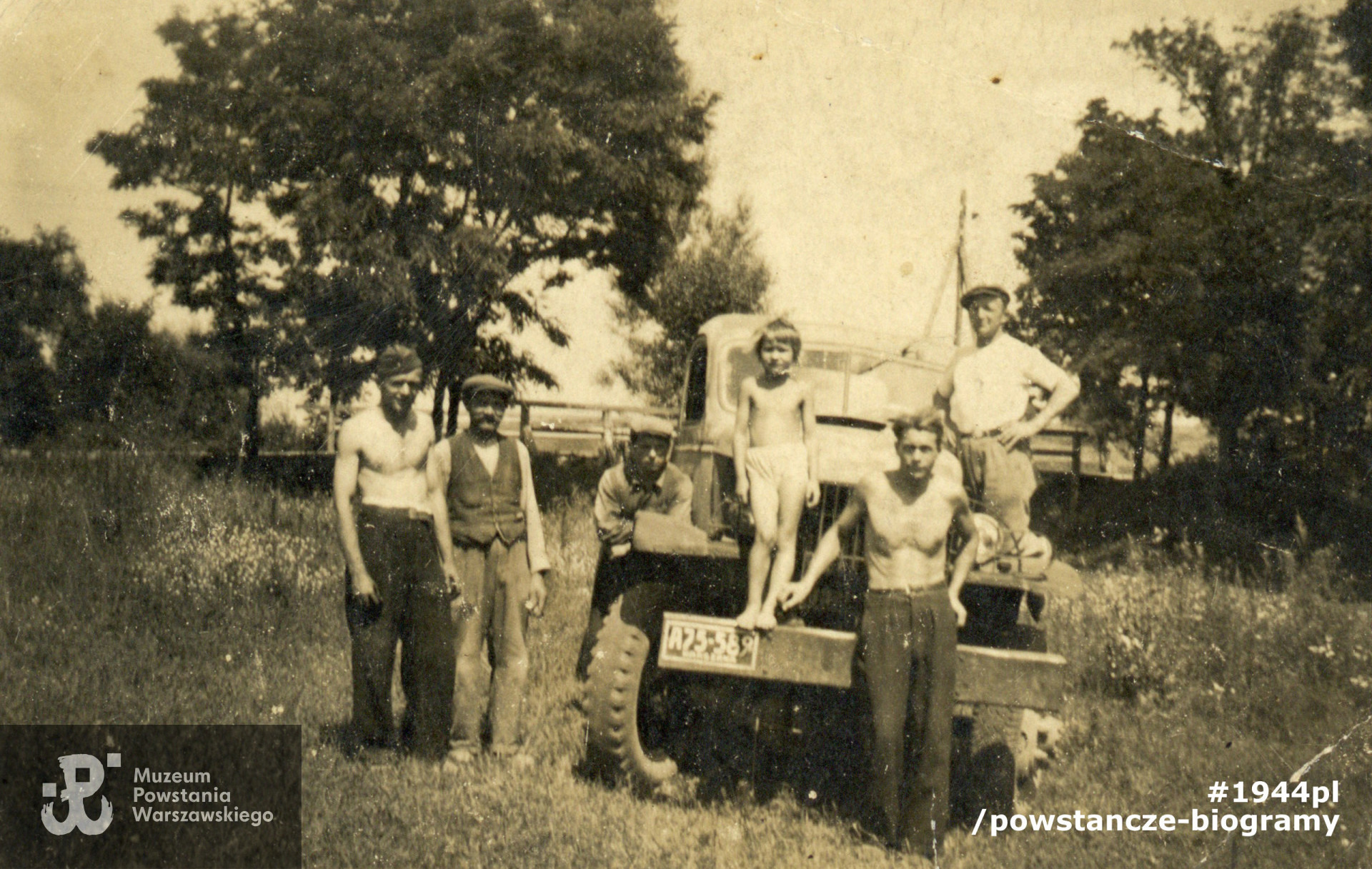 Fotografia wykonana najprawdopodobniej w 1945 roku w Niemczech podczas prac przymusowych. Na odwrocie zdjęcia brak opisu, informacja o miejscu wykonania zdjęcia była przekazywana w rodzinie ustnie. Bernard Wiktor Plichta "Benito" widoczny na zdjęciu pierwszy z lewej strony.  Fot. ze zbiorów rodzinnych, udostępnili p. Andrzej i p.  Piotr  Plichta, synowie Powstańca. Skan wykonano w Muzeum Powstania Warszawskiego w październiku 2021 r. 