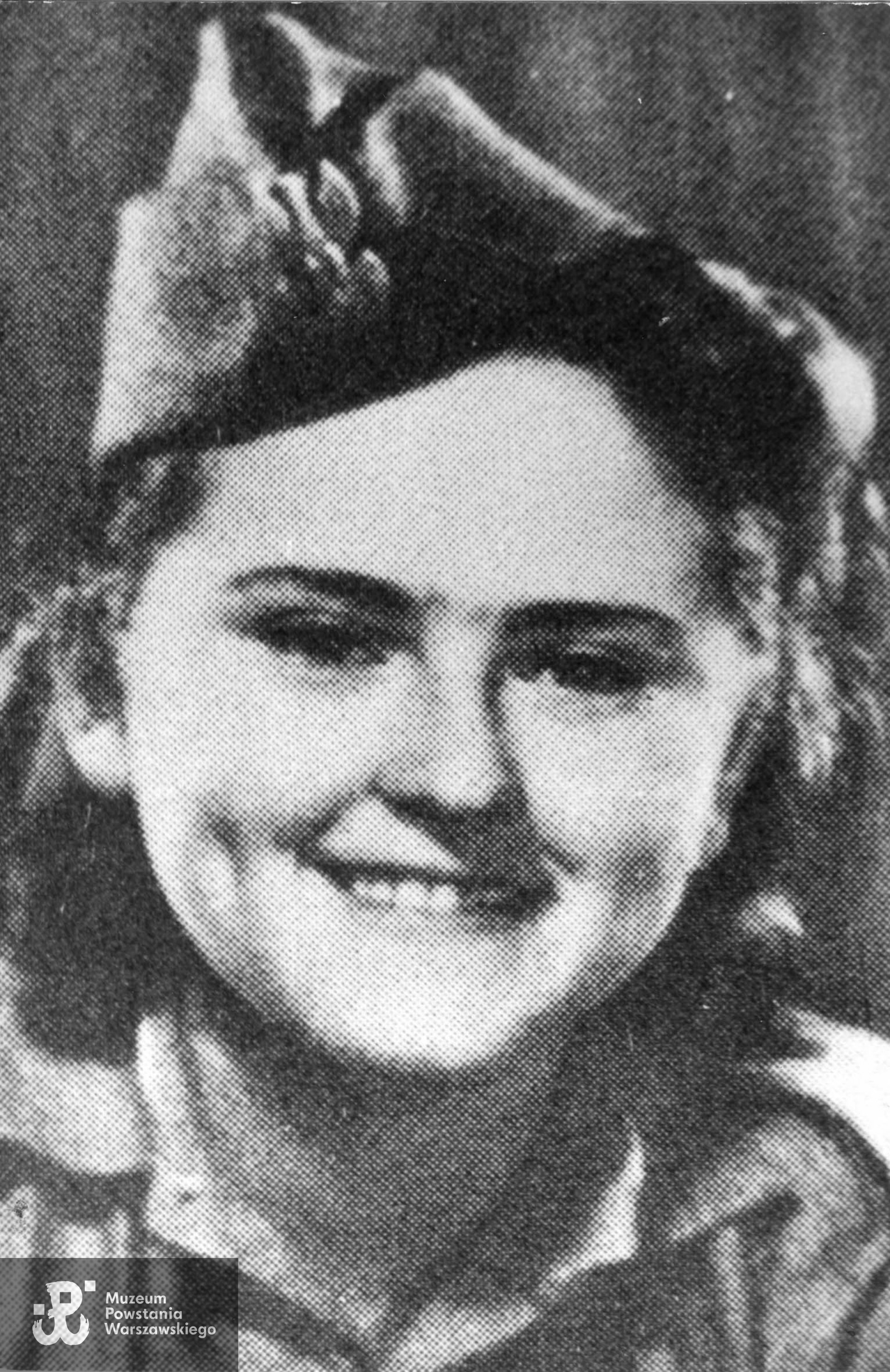 Łączniczka Hanna Grabowska "Kasia". Fotografia portretowa ze zbiorów Muzeum Powstania Warszawskiego, sygn. MPW-IK/2974