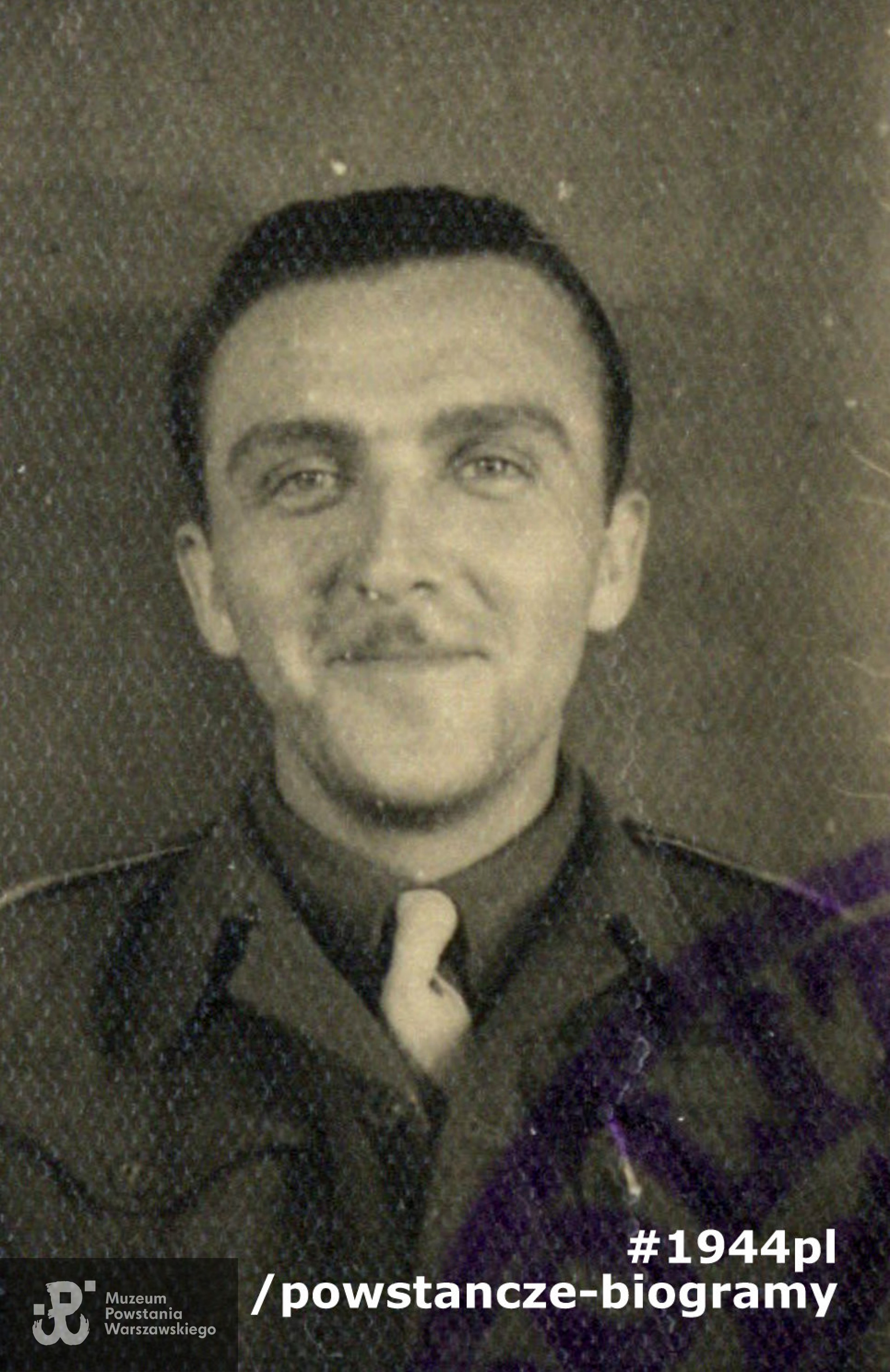 Zbigniew Więcławek "Zych" (1923-2010). Fotografia z lat 1946-1947, pochodząca z zaświadczenia Państwowego Urzędu Repatriacyjnego (PUR). Ze zbiorów Muzeum Powstania Warszawskiego, sygn. P/8639, dar p. Hanny Więcławek-Wassermann i p. Bożenny Więcławek - Szyszko, córek Zbigniewa Więcławka.