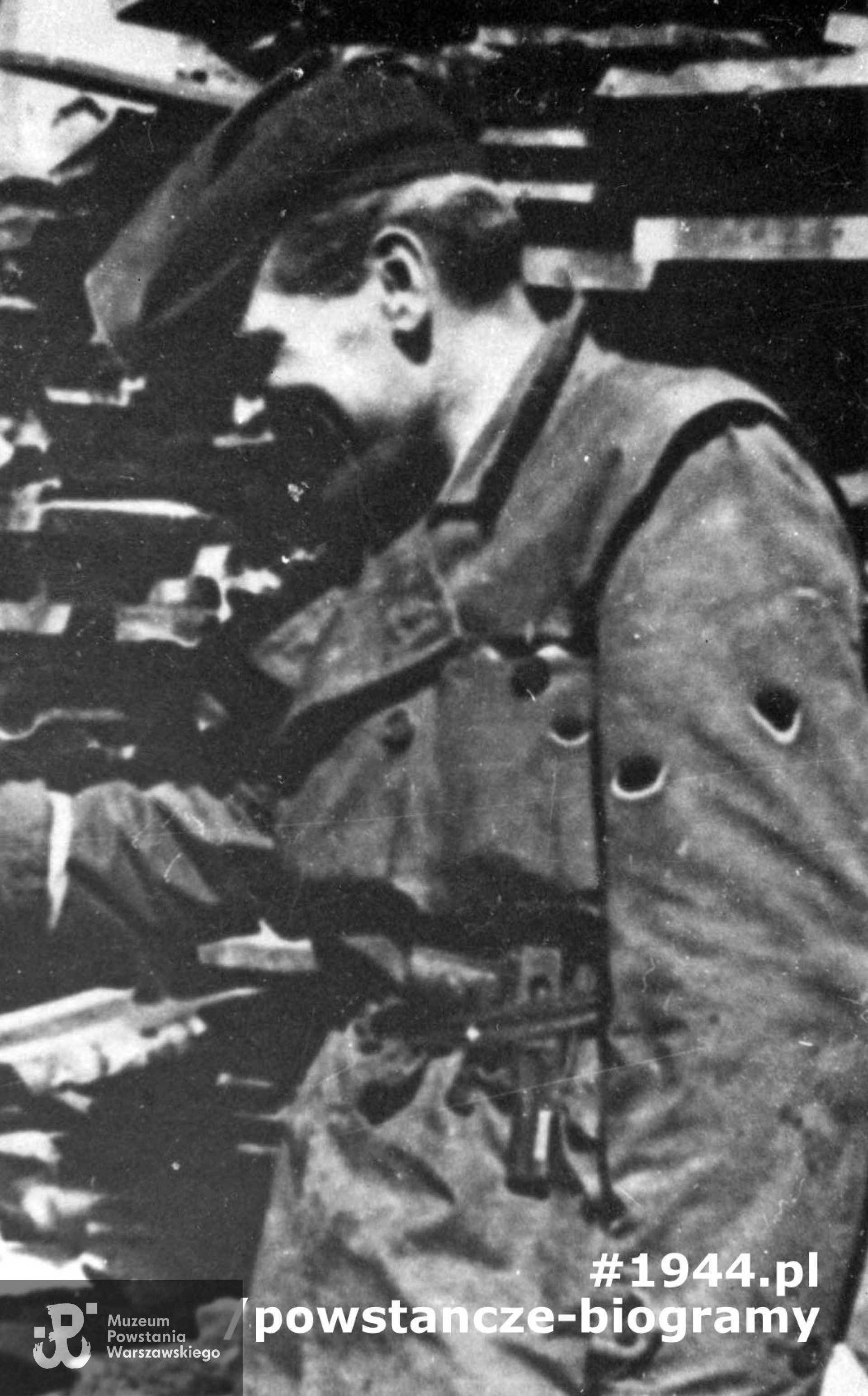 Ppor. Mikołaj Kobyliński "Kos" - fotografia z okresu Powstania Warszawskiego, fragment szerszego ujęcia. Fot. ze zbiorów Muzeum Powstania Warszawskiego, sygn. MPW-IK/1930
