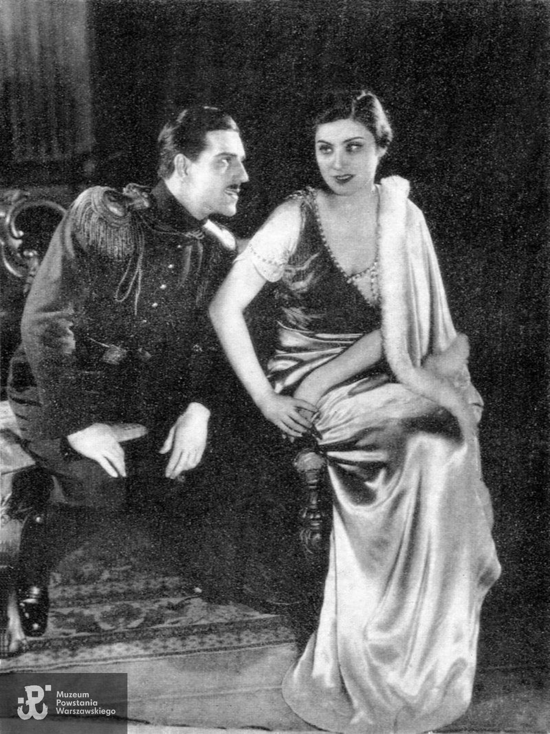 Irena Eichlerówna jako Anna Maria Lesser  i Mieczysław Milecki (Porucznik Austin) w sztuce Jerzego Tepy "Fräulein Doktor" - premiera 31 marca 1933.  <i>Fot. Wikimedia Commons - domena publiczna. </i>