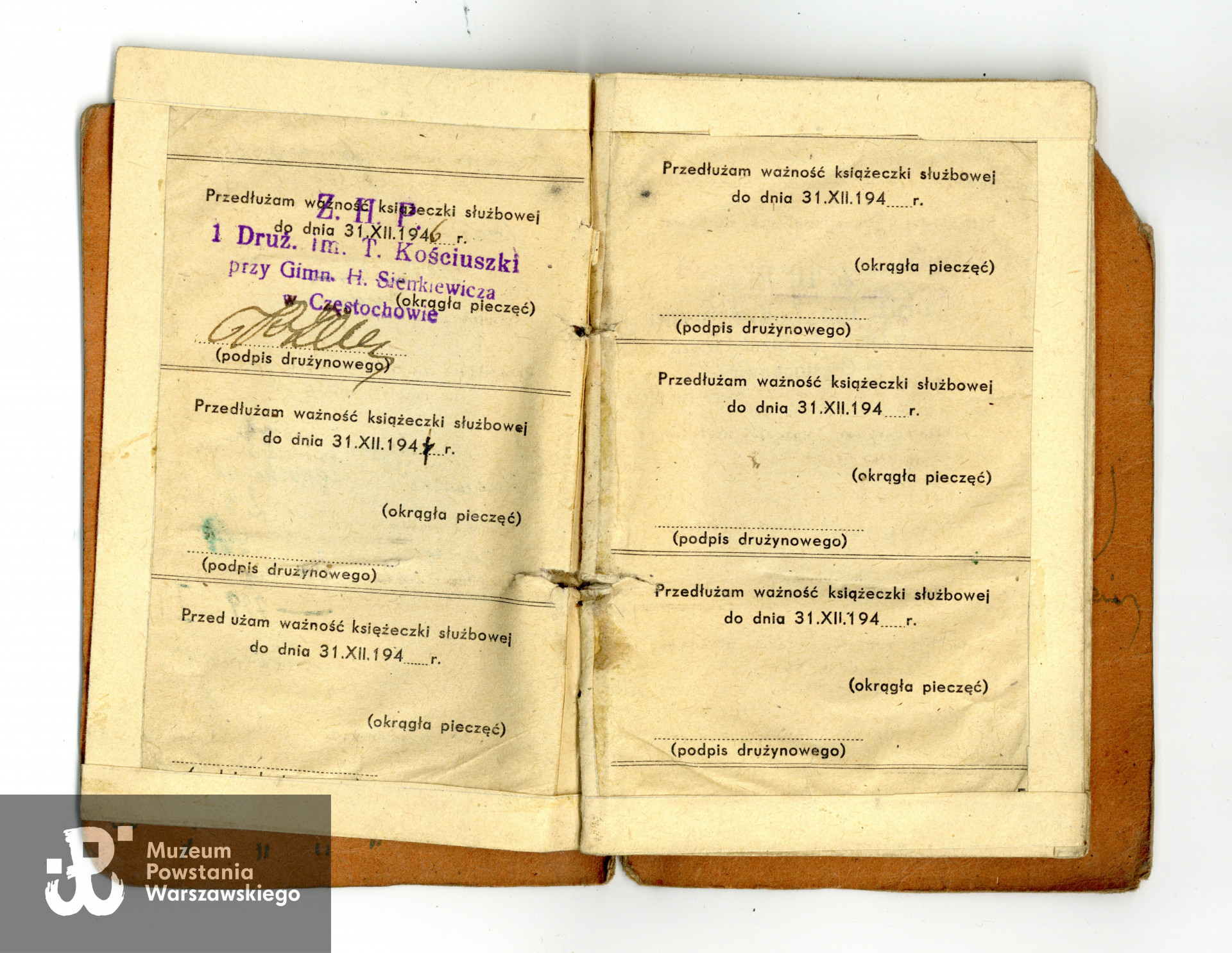 Należąca do Krzysztofa Czarnockiego Harcerska Książeczka Służbowa. Ze zbiorów rodzinnych p. Anny Marchel, córki Powstańca. Skany wykonano w Muzeum Powstania Warszawskiego w styczniu 2024.