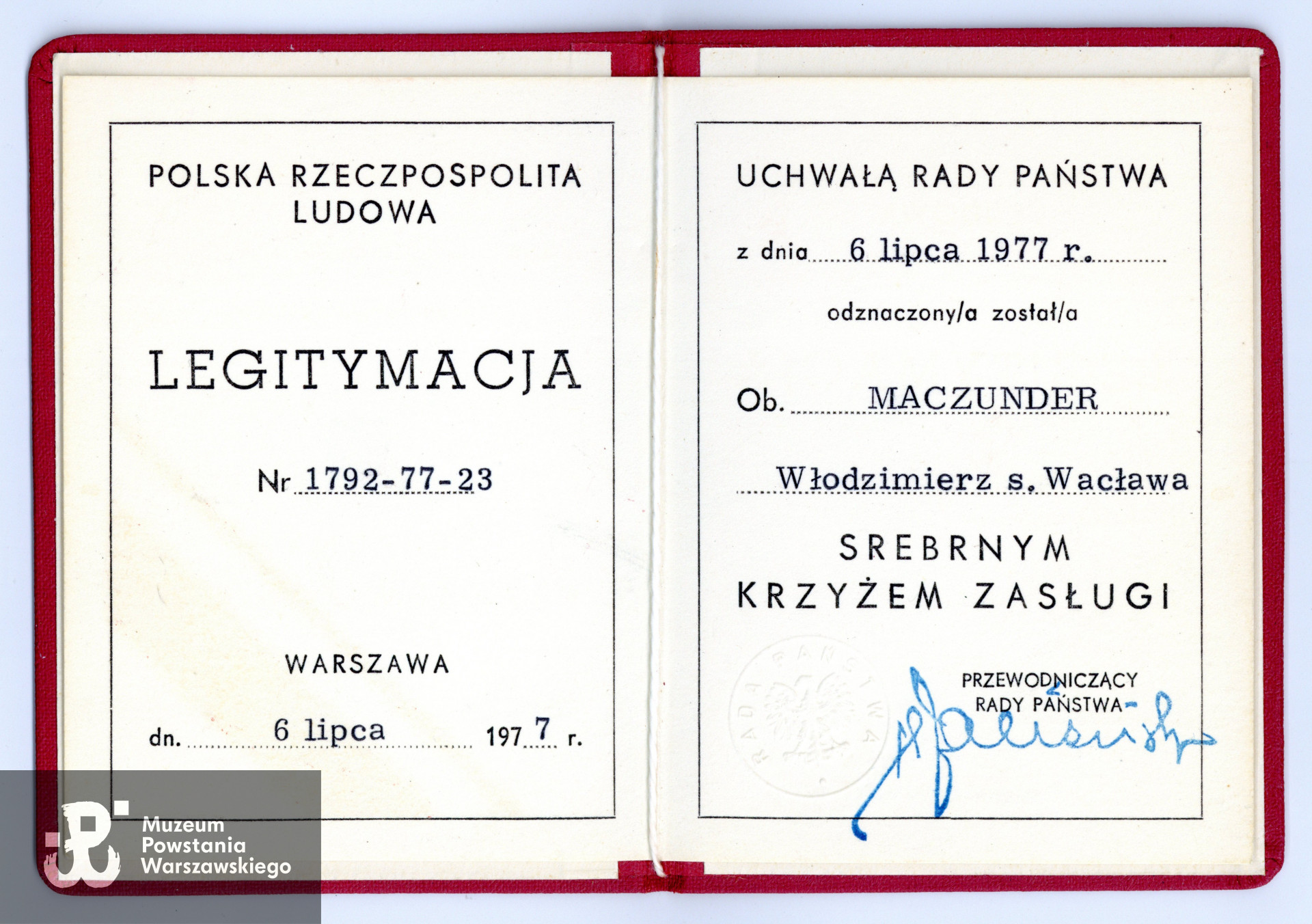 Legitymacja  odznaczeniowa - Srebrny Krzyż Zasługi. Dokument ze zbiorów rodzinnych Pana Włodzimierza Maczundera ps. Chomik. Skany wykonano w Muzeum Powstania Warszawskiego, 09/2023