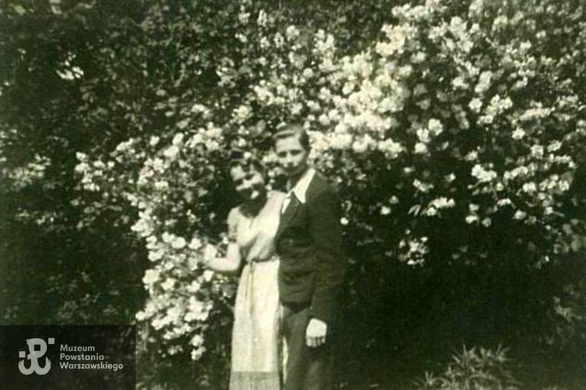 Lato 1944 r. Artur Nowakowski z siostrą Lidią (1922-2004). Fot. archiwum rodzinne.