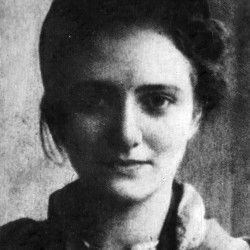 Fotografia z Powstania Warszawskiego wykonana na Starym Mieście przez  Stanisława Sommera ps. Makina z batalionu Czata 49. Na zdjęciu najprawdopodobniej uwieczniona Urszula Falcman po wojnie Macińska, chociaż identyfikowana bywa również i opisywana jako  łączniczka Janina Forbert (Forbertówna) 