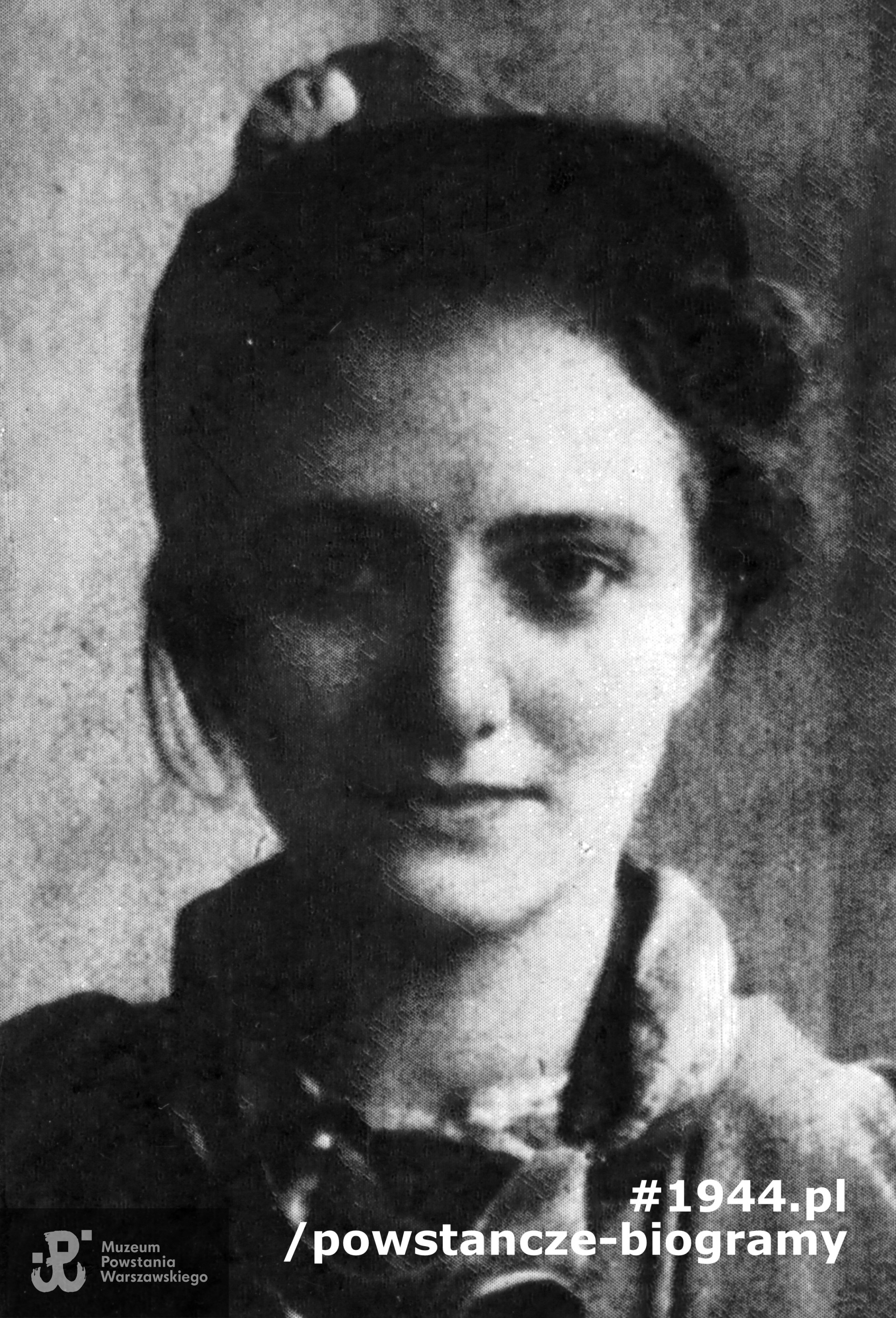 Fotografia z Powstania Warszawskiego wykonana na Starym Mieście przez  Stanisława Sommera ps. Makina z batalionu Czata 49. Na zdjęciu najprawdopodobniej uwieczniona Urszula Falcman po wojnie Macińska, chociaż identyfikowana bywa również i opisywana jako  łączniczka Janina Forbert (Forbertówna) "Jasia". Fot. ze zbiorów Muzeum Powstania Warszawskiego, sygn. MPW-IK/3140 - zbiór Stanisława Kopfa