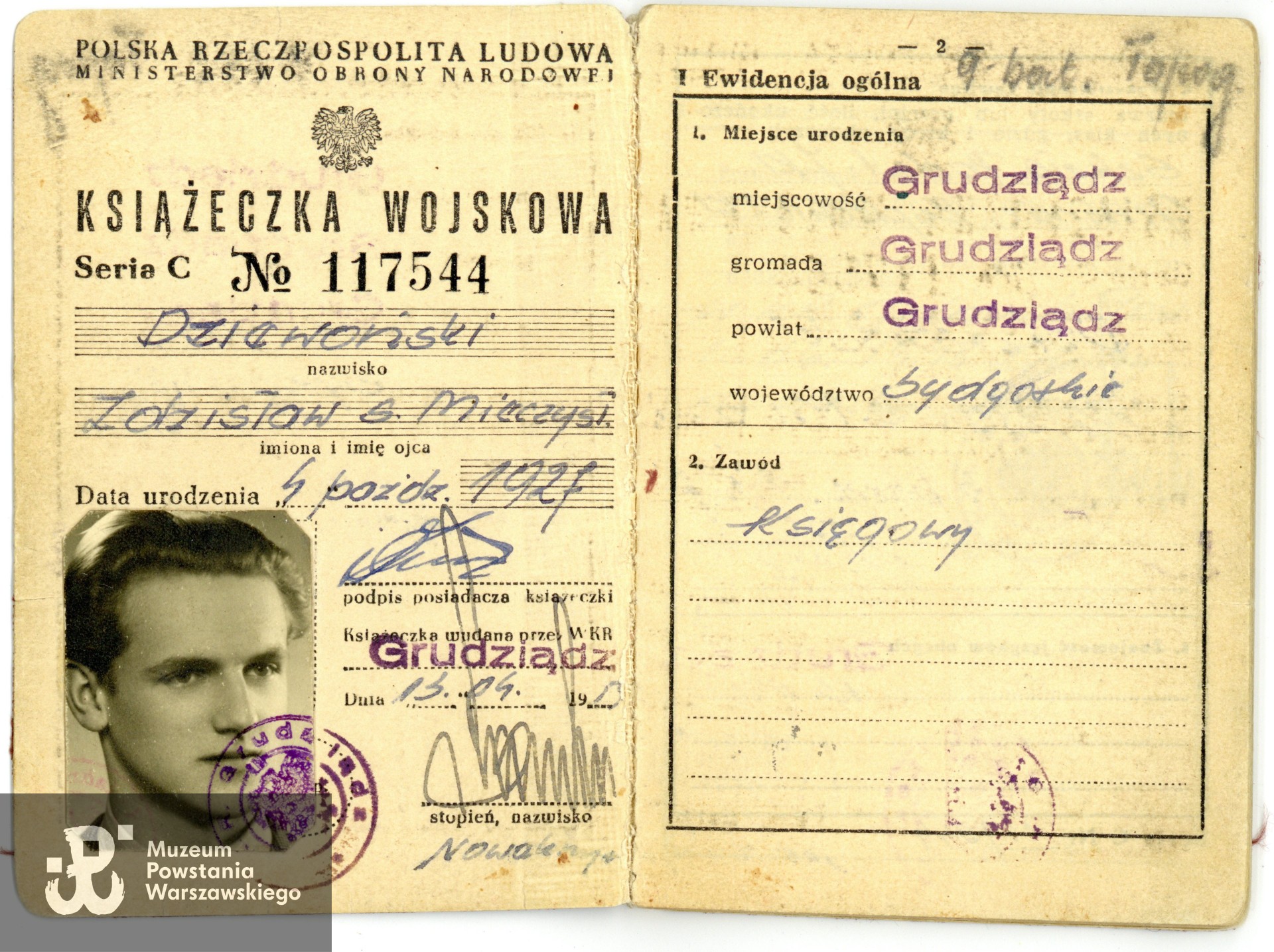 Należąca do Zdzisława Dziewońskiego książeczka wojskowa. Dok.  ze zbiorów rodzinnych, do wykonania skanów udostępnili p. Katarzyna i p. Adam Dziewońscy, skan wykonano w Muzeum Powstania Warszawskiego, 04/2025