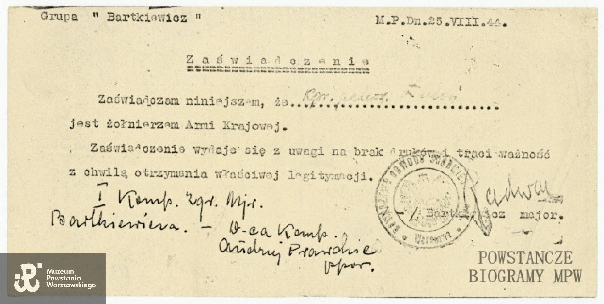 Zaświadczenie wydane dla kaprala "Ładonia" poświadczające przynależność do I kompanii Zgrupowania mjr Bartkiewicza, pieczęć okrągła  Dowództwa Obwodu  Śródmiejskiego. Ze zbiorów Muzeum Powstania Warszawskiego, sygn. P/7255