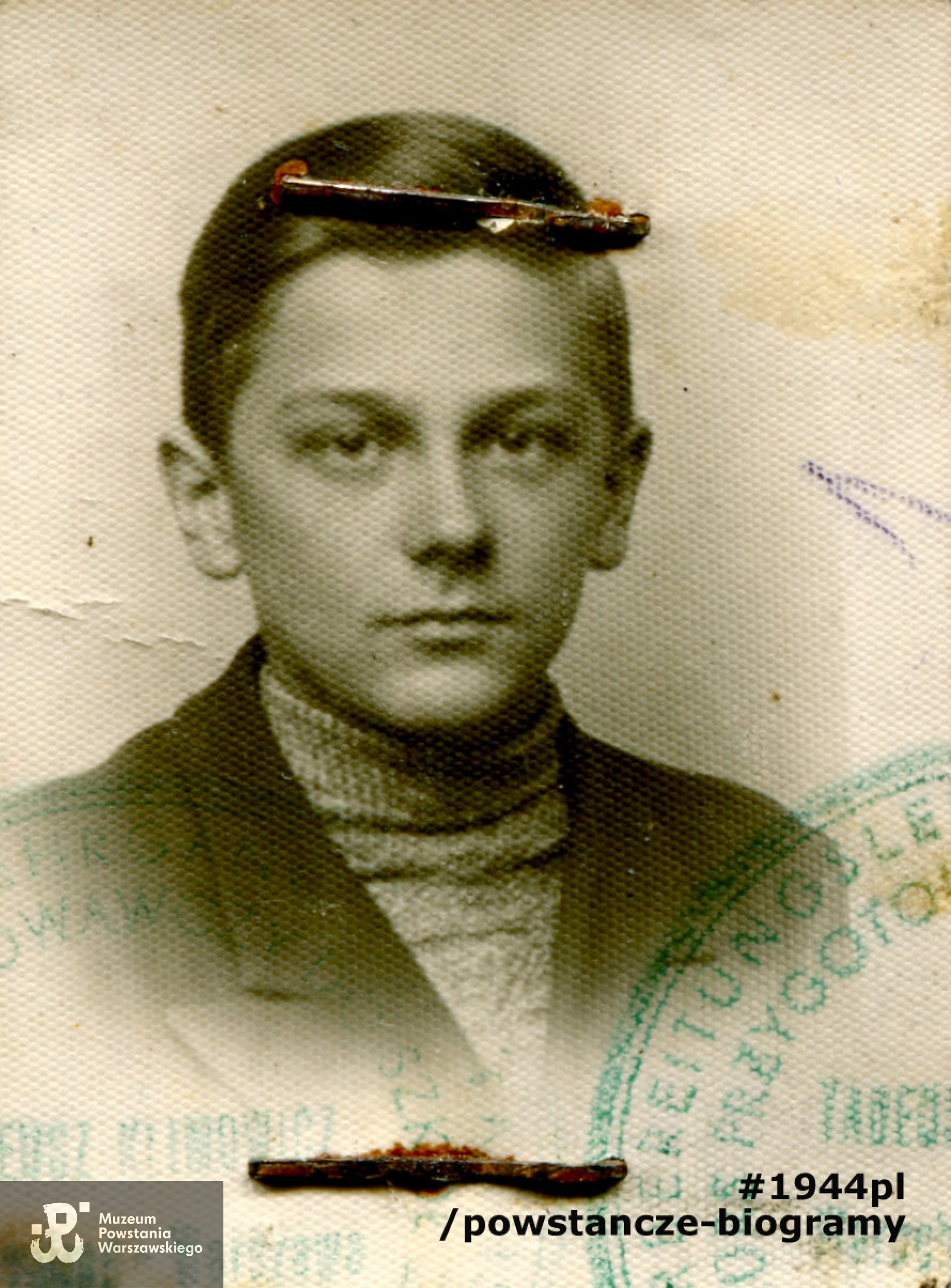 Fotografia  portretowa wykonana około 1941 roku,  pochodząca z dokumentów z okresu okupacji niemieckiej. Ze zbiorów Muzeum Powstania Warszawskiego,  sygn. MPW-A-5399