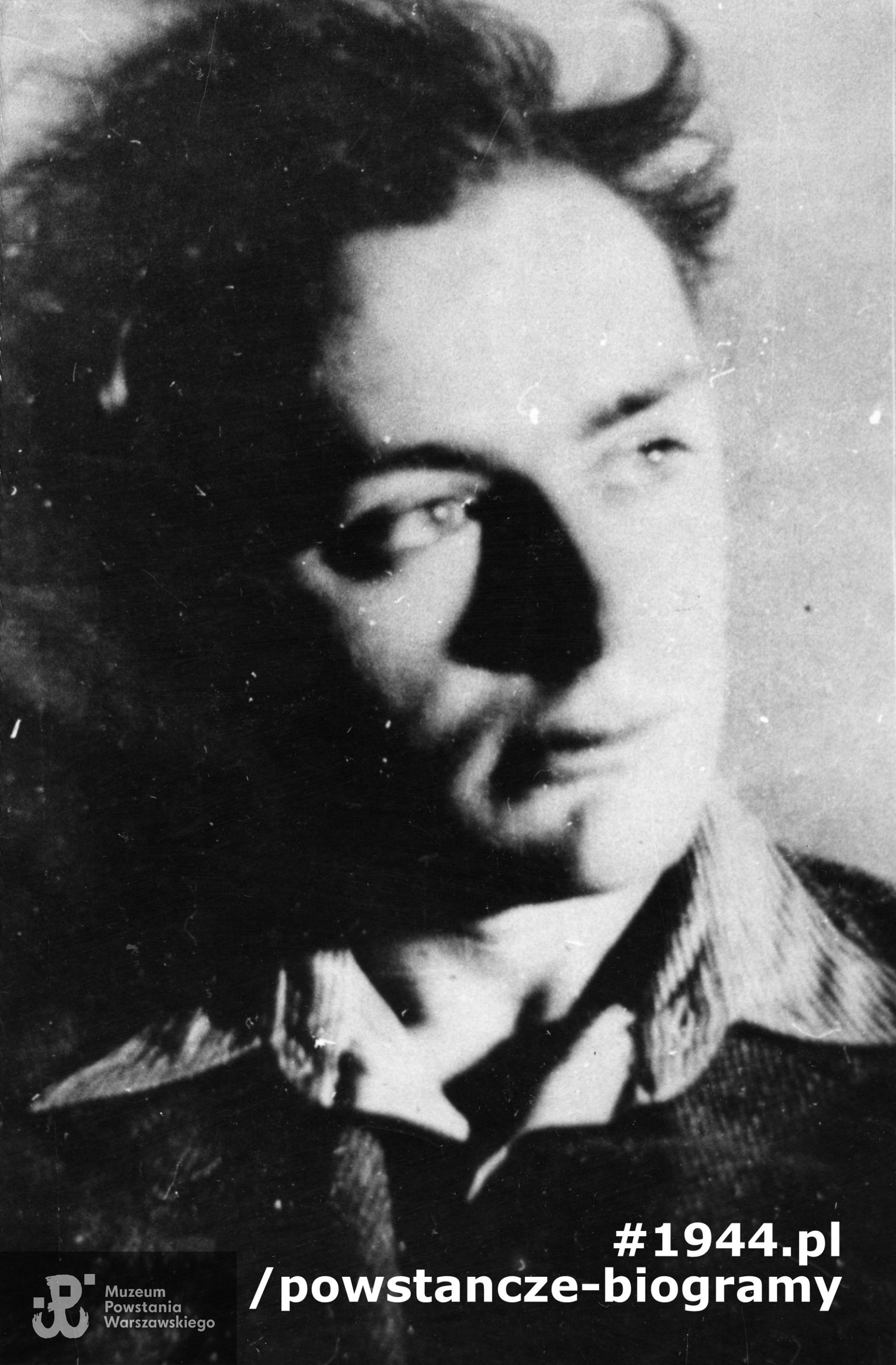 Fotografia portretowa z okresu okupacji. Leon Zdzisław Stroiński "Marek Chmura" - poeta i żołnierz AK, zginął podczas powstania warszawskiego 16 sierpnia 1944 razem z poetą i żołnierzem AK Tadeuszem Gajcym "Toporem" w wysadzonej przez Niemców kamienicy Weldta przy ul. Przejazd 3/5/7. Fot. ze zbiorów Muzeum Powstania Warszawskiego, sygn. MPW-IK/1051