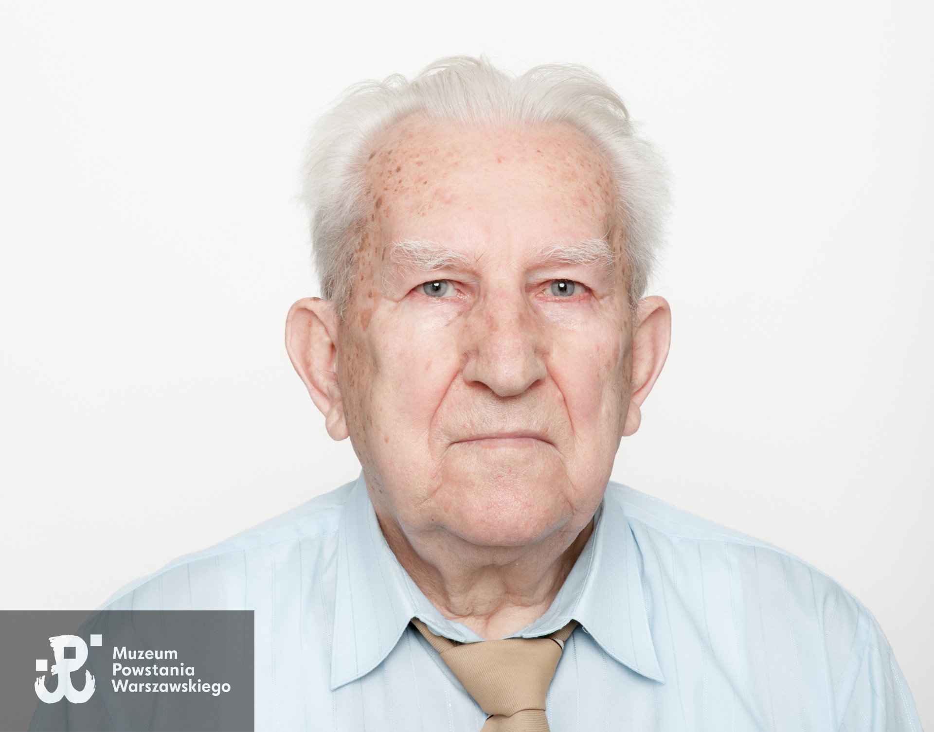 Wiesław Lechowicz "Kotwica", "Mały" (1925-2026). Zdjęcie z serii portretów Powstańców Warszawskich wykonanych w ramach projektu "1944/70/2014" realizowanego przez grupę WWPHOTO dla uczczenia 70. rocznicy wybuchu Powstania Warszawskiego. Muzeum Powstania Warszawskiego, 22.07-04.08 2013.