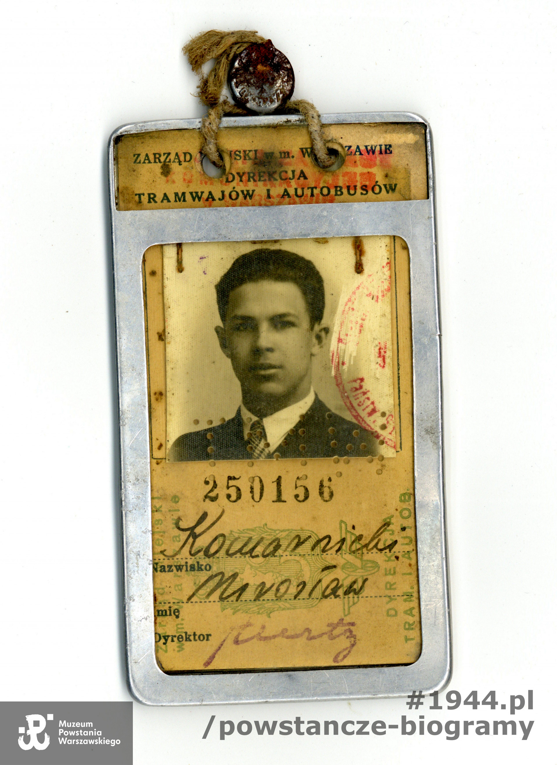 Należący do Mirosława Komarnickiego bilet na linie tramwajowe dzienne 19 i 23,  oprawiony w metalową ramkę, zaplombowany. Ze zbiorów Muzeum Powstania Warszawskiego, sygn. MPW-A-10927 (P/8471/16)