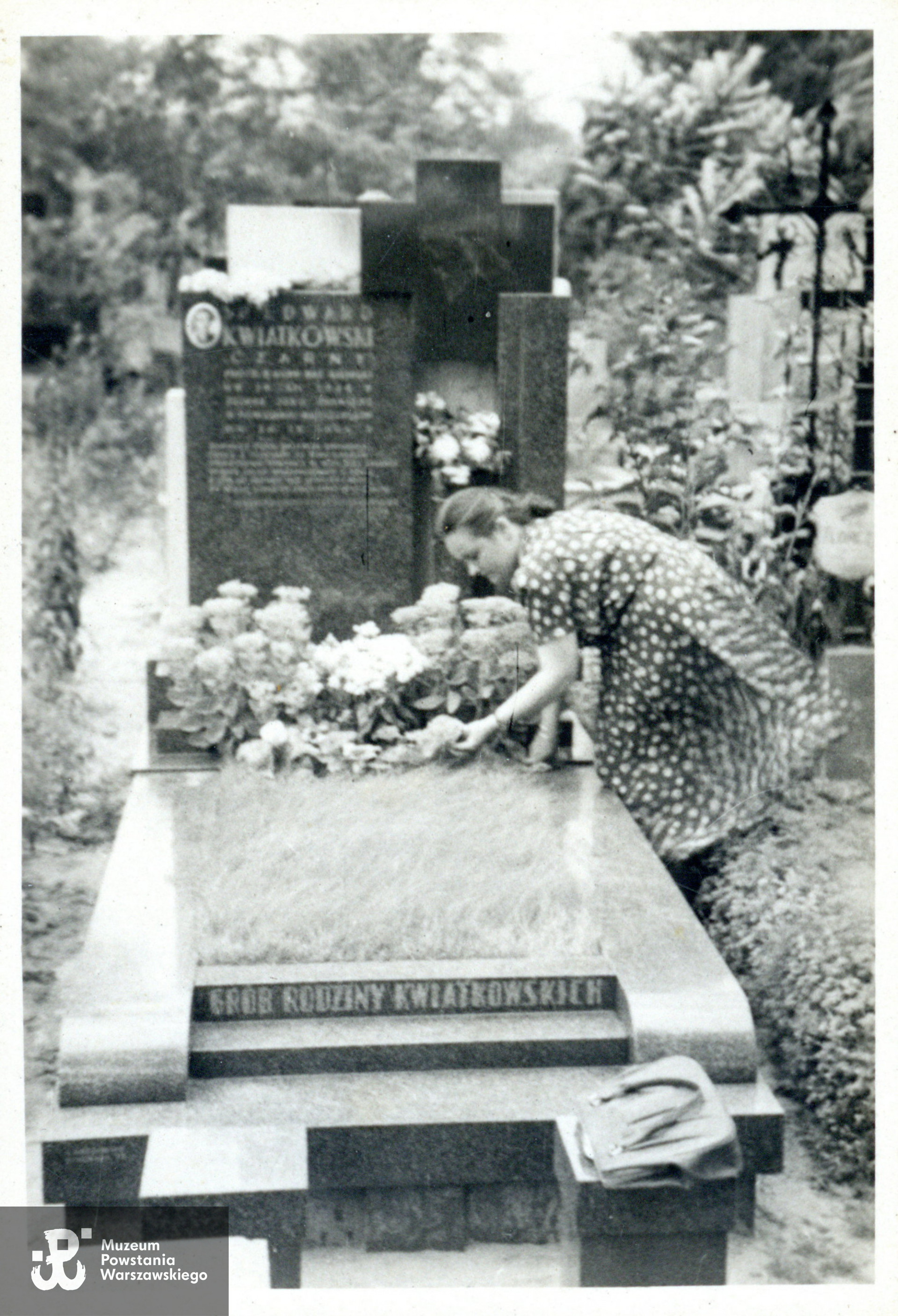 Pierwsza powojenna mogiła Edwarda na Cmentarzu Bródnowskim w Warszawie, lata 50-te. Przy grobie siostra Poległego, Henryka Kwiatkowska-Zbiegniewska. Fot. ze zbiorów rodzinnych,  udostępniły  p. Dorota Zbiegniewska-Lech i p. Anna Zbiegniewska-Lis, siostrzenice Powstańca. Skany wykonano w Muzeum Powstania Warszawskiego w lutym 2024 r. 