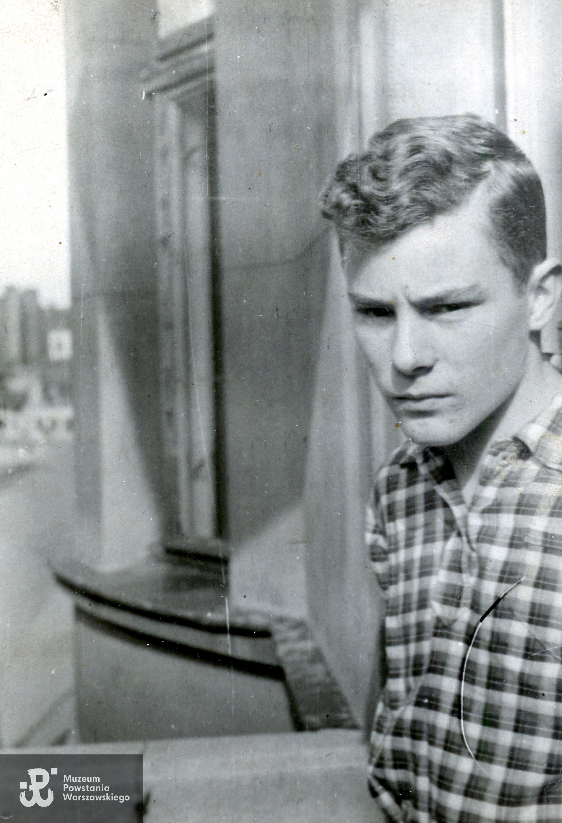 Fotografia z okresu okupacji niemieckiej. Allan Andrzej Semadeni, na balkonie przy Noakowskiego. Ze zbiorów p. Zbigniewa Semadeniego