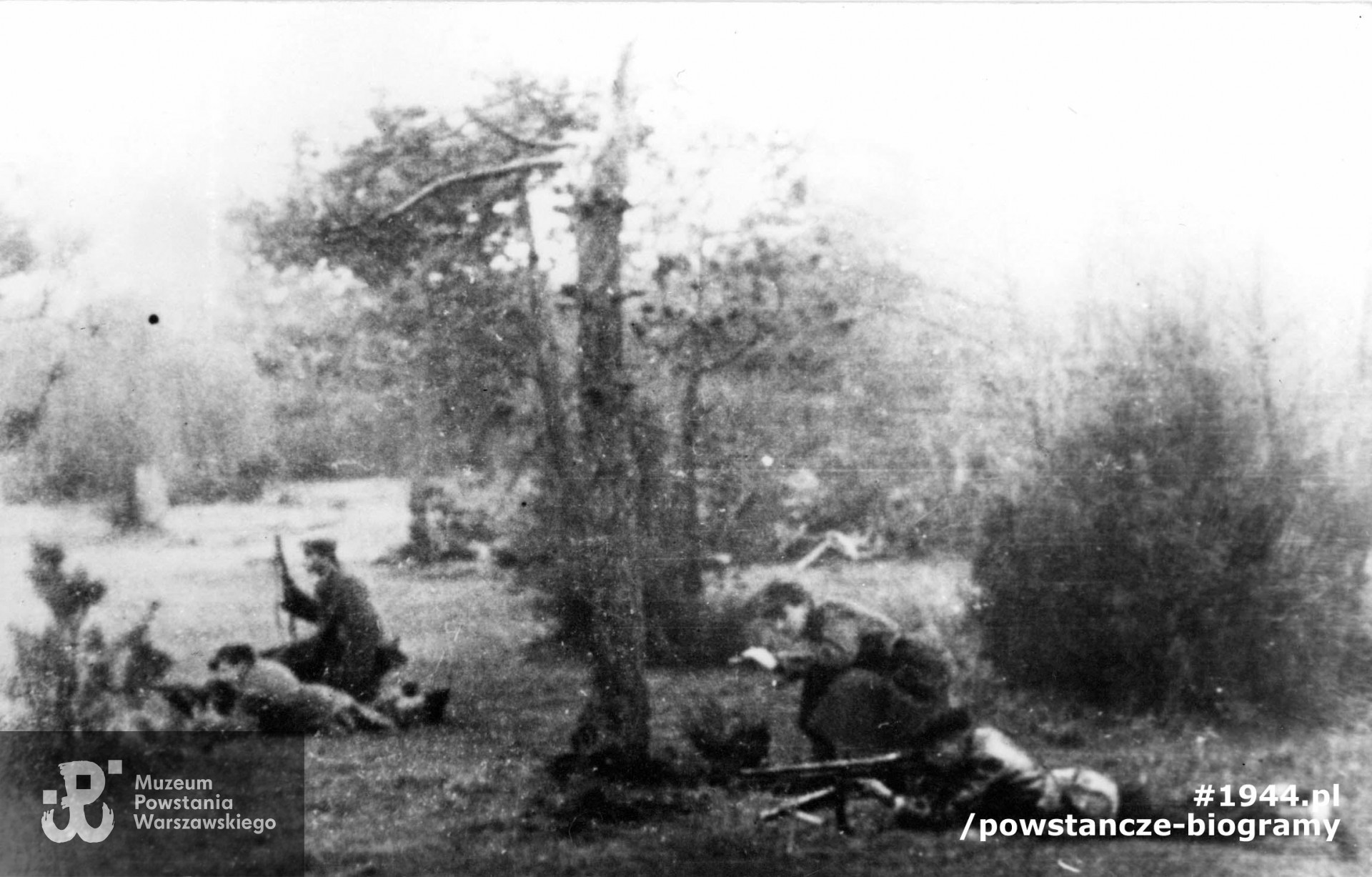 Fotografia z okresu okupacji niemieckiej. Żołnierze Kedywu Komendy Głównej Armii Krajowej - Brygada Dywersyjna "Broda 53" - batalion "Zośka": Wojciech Morbitzer "Cis" (leży), Jerzy Zakrzewski "Wąsik". Fot. ze zbiorów Muzeum Powstania Warszawskiego, sygn. MPW-IK/366