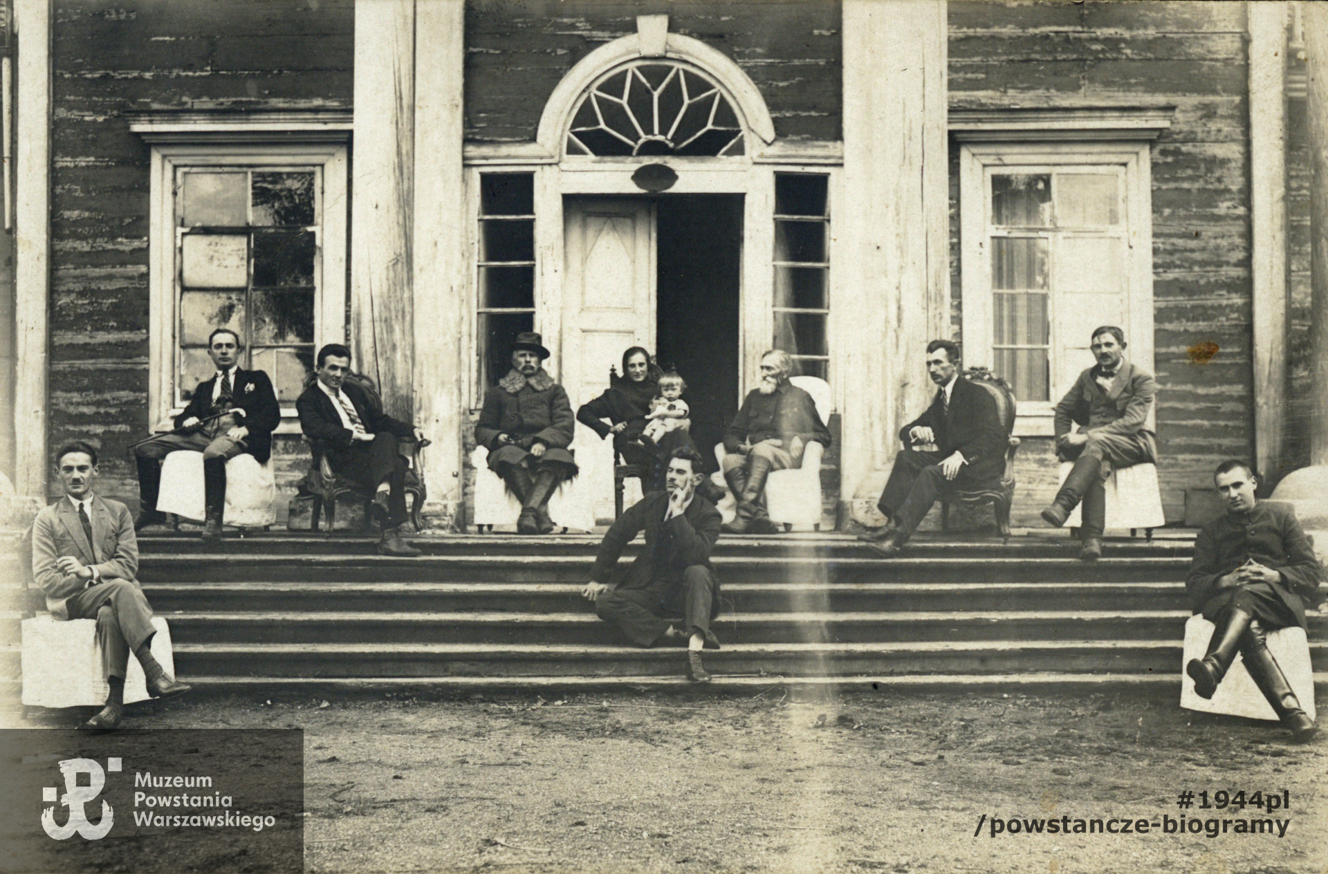 Stare Zamosze, posiadłość rodzinna Kęszyckich, 1926 rok.  Widoczni w drugim (górnym) rzędzie - Władysław Kęszycki (III od lewej), Czesław Kęszycki - pierwszy z prawej, poniżej przed nim, w I rzędzie na krześle - Wacław Kęszycki. Zygfryd "Gryf" Kęszycki  siedzi pośrodku, na schodach, z twarzą podpartą ręką. Fot. ze zbiorów rodzinnych,  do zeskanowania w imieniu Wuja udostępnił p. Igor Niewiadomski.