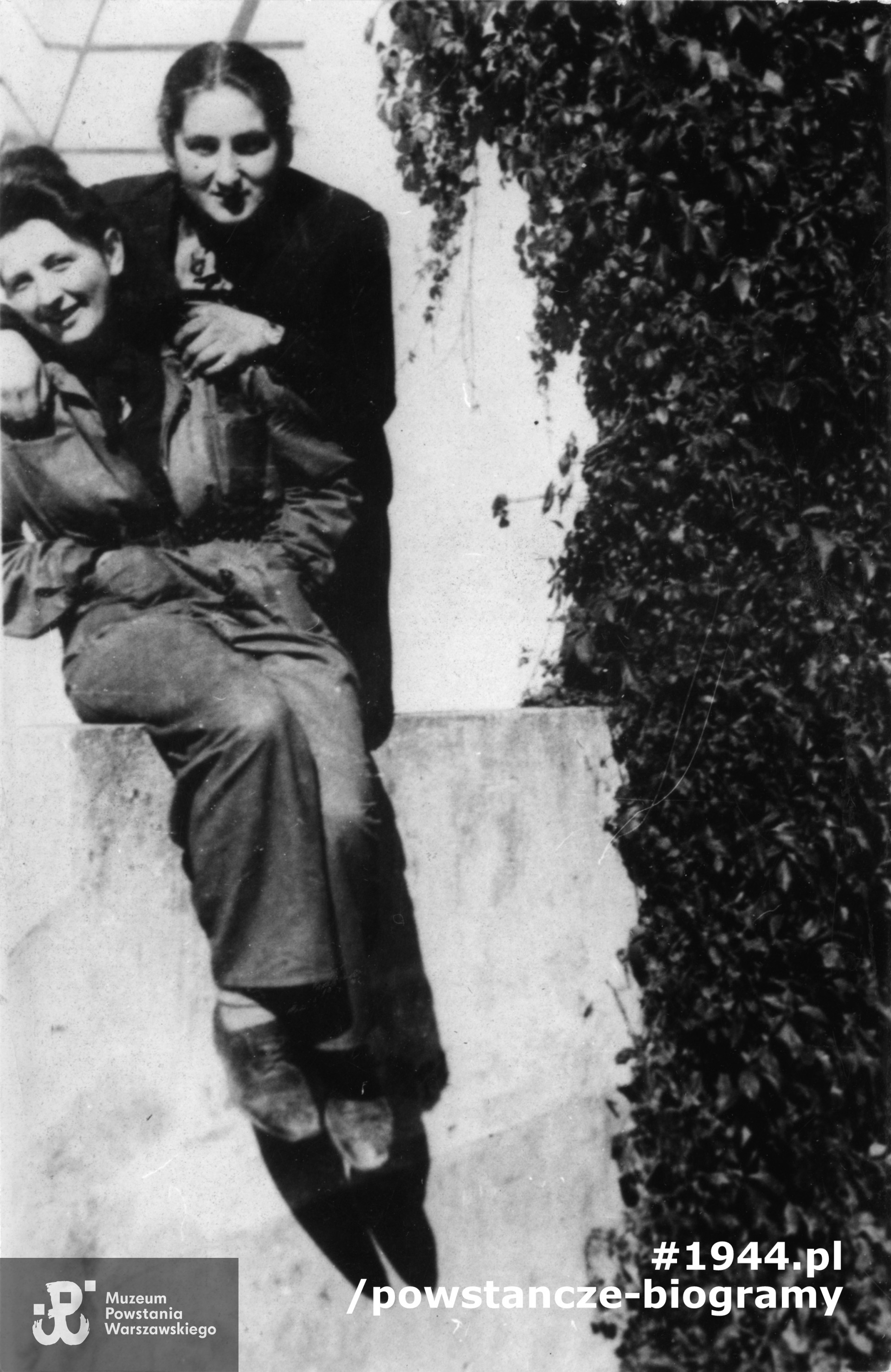 Fotografia z Powstania Warszawskiego. Sanitariuszki ze szpitalika  przy ul. Pilickiej 23: od lewej: siedzi Helena Sikorska "Czarna Irka " (poległa 25 września 1944 roku na ul. Wejnerta) i Ewa Nowosielecka "Ewa II". Fot. ze zbiorów Muzeum Powstania Warszawskiego, sygn.  MPW-IP/10080/62 ("Baszta")