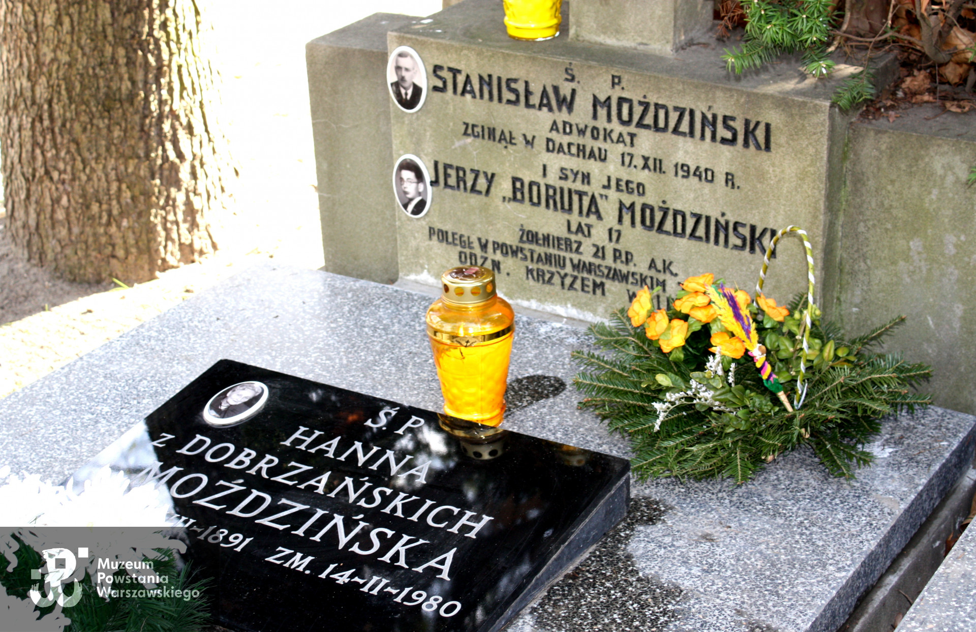 Cmentarz Powązki Wojskowe. Tekst inskrypcji nagrobnej: <i>„Ś.P. Stanisław Moździński, adwokat, zginął w Dachau 18.12.1940 r. i syn jego Jerzy „Boruta” Moździński, lat 17, żołnierz 21 pp AK, poległ w Powstaniu Warszawskim 29.09.1944 r. </i>Fot. z archiwum Krzysztofa Rondo