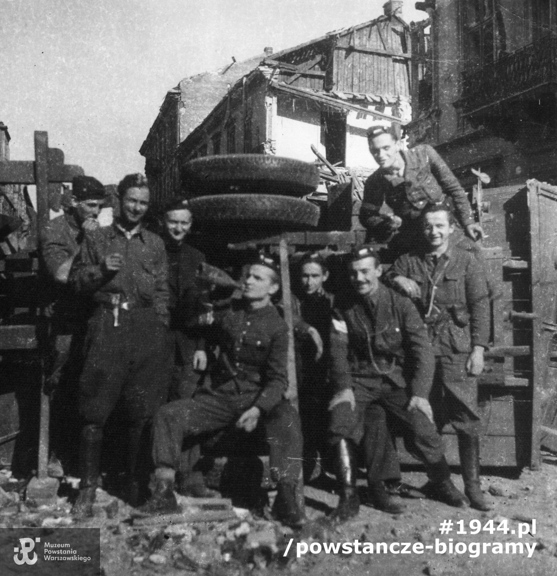 Fotografia z Powstania Warszawskiego. Śródmieście Północne. Żołnierze 3 plutonu komp. szturmowej Bat. "Kiliński" przy barykadzie na wysokości domu Grzybowska 11 (po prawej). Ujęcie w kierunku północno-wschodnim. Od lewej: Stanisław Wielgo "Karcz",  Modest Abratański "Szatan",  Zbigniew Szostkiewicz "Bohun",  Wojciech Strzyżewski "Jontek", Stefan Rek "Granit", Wojciech Wyczański "Wojczan", Tadeusz Załucki "Józkow",  Zdzisław Jarzęcki " Witold". Fot. ze zbiorów Muzeum Powstania Warszawskiego, sygn. MPW-IP/2394. Autorem zdjęcia jest Marek Peszke "Grey"