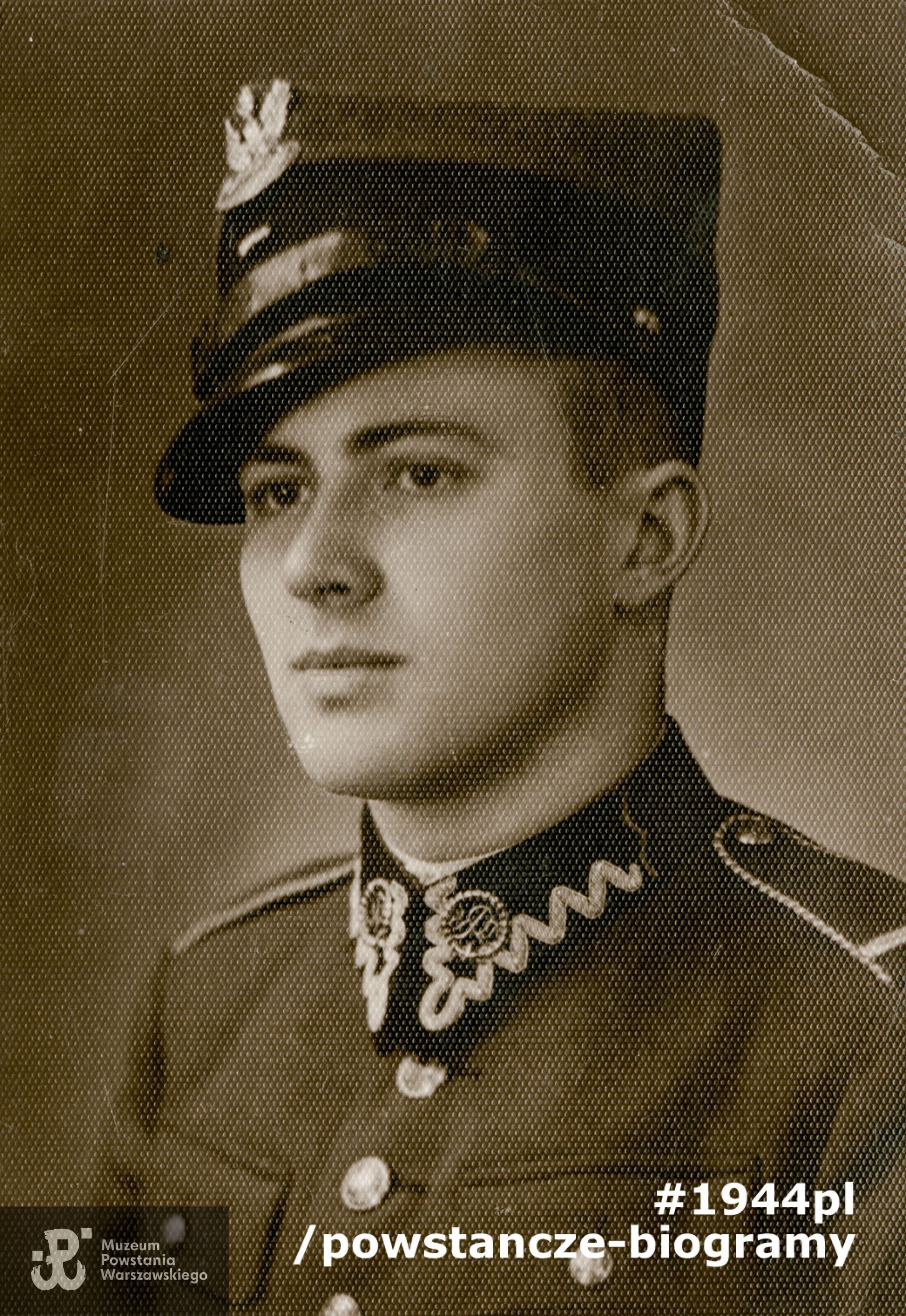 Jan Nowak-Jeziorański (1914-2005) - właść. Zdzisław Antoni Jeziorański pseud. „Janek”, „Jan Nowak”, „Jan Zych” . Na zdjęciu jako podchorąży artylerii konnej, elew Wołyńskiej Szkoły Podchorążych Rezerwy Artylerii im. Marcina Kątskiego. 1936  r. Fot. ze zbiorów Muzeum Powstania Warszawskiego, sygn.  MPW-IS/766