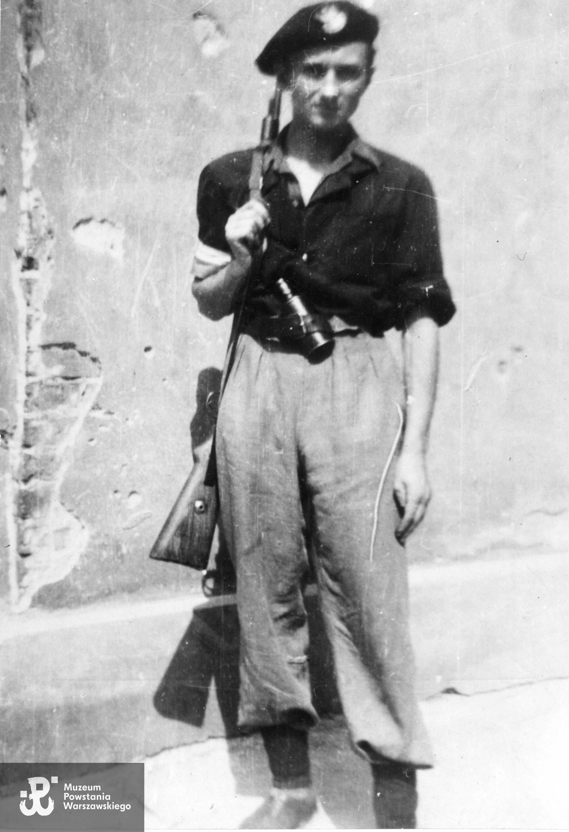 Fotografia z Powstania Warszawskiego. Żoliborz. Żołnierz ze zgrupowania "Żubr" strz. Franciszek Jerzy Sobczyński "Darzbór". Fot. ze zbiorów Muzeum Powstania Warszawskiego, sygn. MPW-IK/1764, ujęcie tożsame MPW-IH/2136