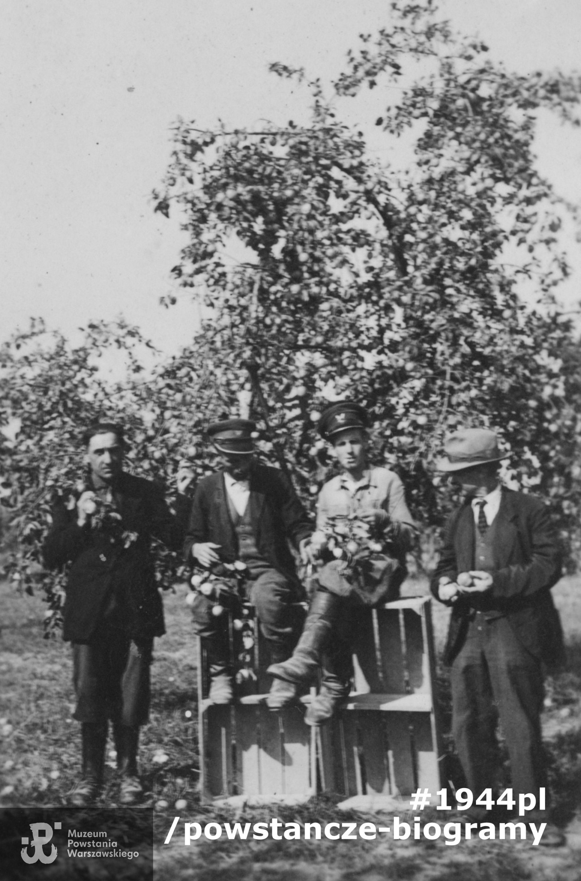 Sady natolińskie. Jan Słabik widoczny na zdjęciu drugi od prawej (siedzi na skrzynkach na owoce). Fot. z archiwum rodzinnego p. Barbary Brzeszczak zd. Kurkowskiej