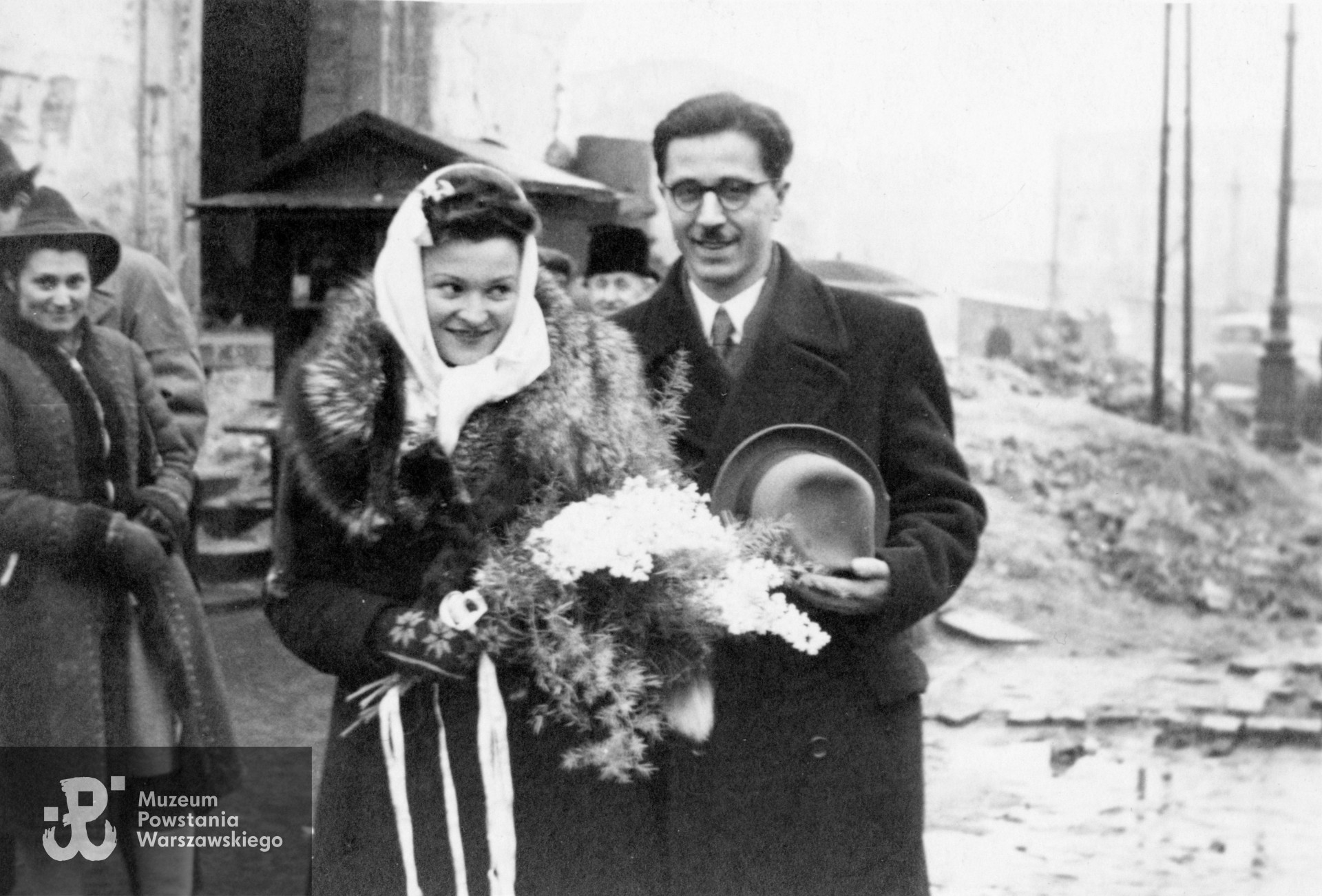 Fotografia ślubna - okres powojenny, Krystyna i Mieczysław Łowińscy przed kościołem św. Aleksandra na Placu Trzech Krzyży. Fot. ze zbiorów rodzinnych p. Ewy Łowińskiej, córki Powstańca. Skany wykonano w Archiwum Muzeum Powstania Warszawskiego, 03/2024