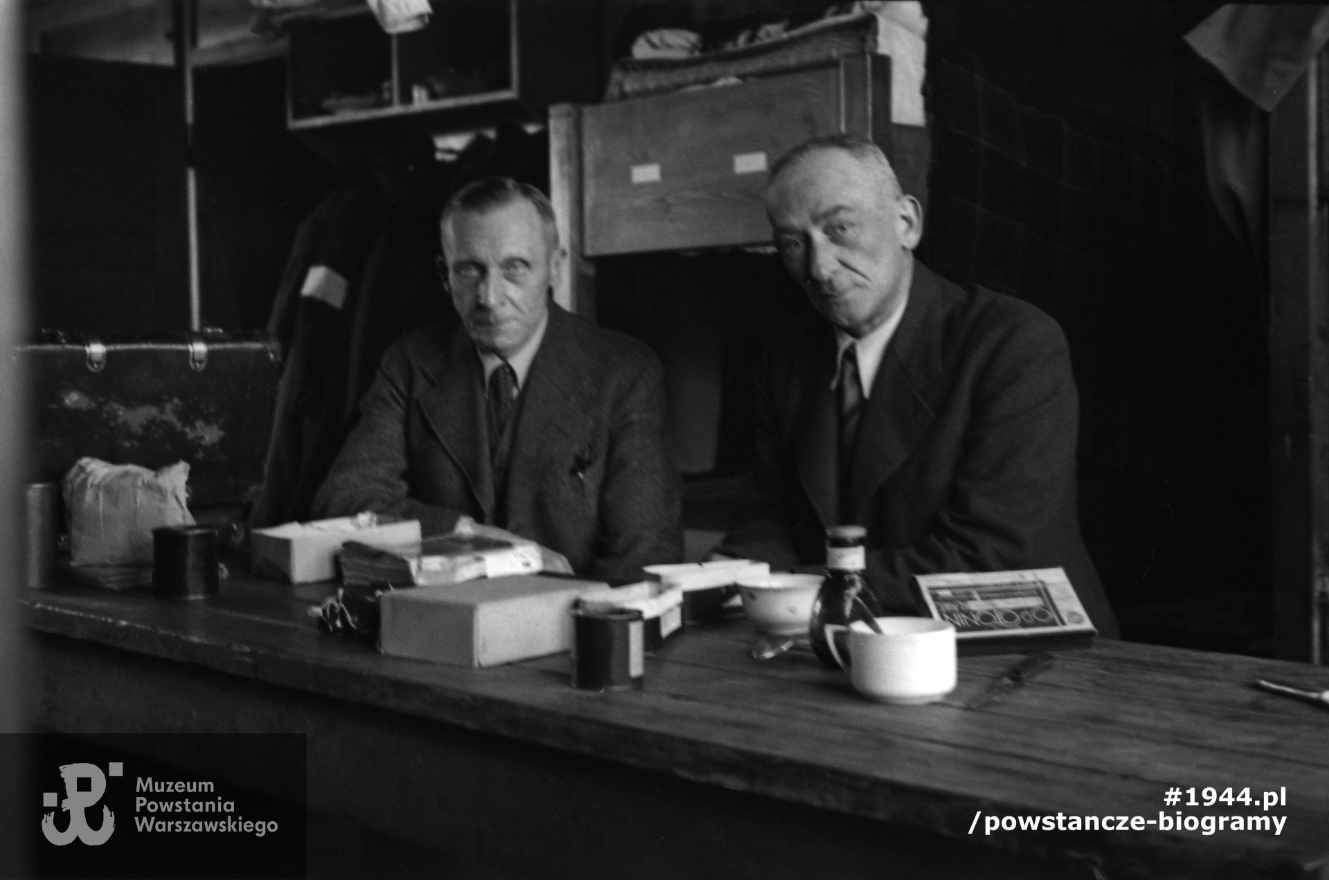 Fotografia z Polskiego Szpitala Wojskowego w saksońskim Zeithain. Mjr dr Michał Grobelski (z lewej) i płk dr dr Leon Strehl w baraku nr 14. Na stole m.in. opakowanie leku Opotonin. Autorem zdjęcia jest Czesław Gerwel. Fot. ze zbiorów Muzeum Powstania Warszawskiego, sygn. MPW-IN/3785
