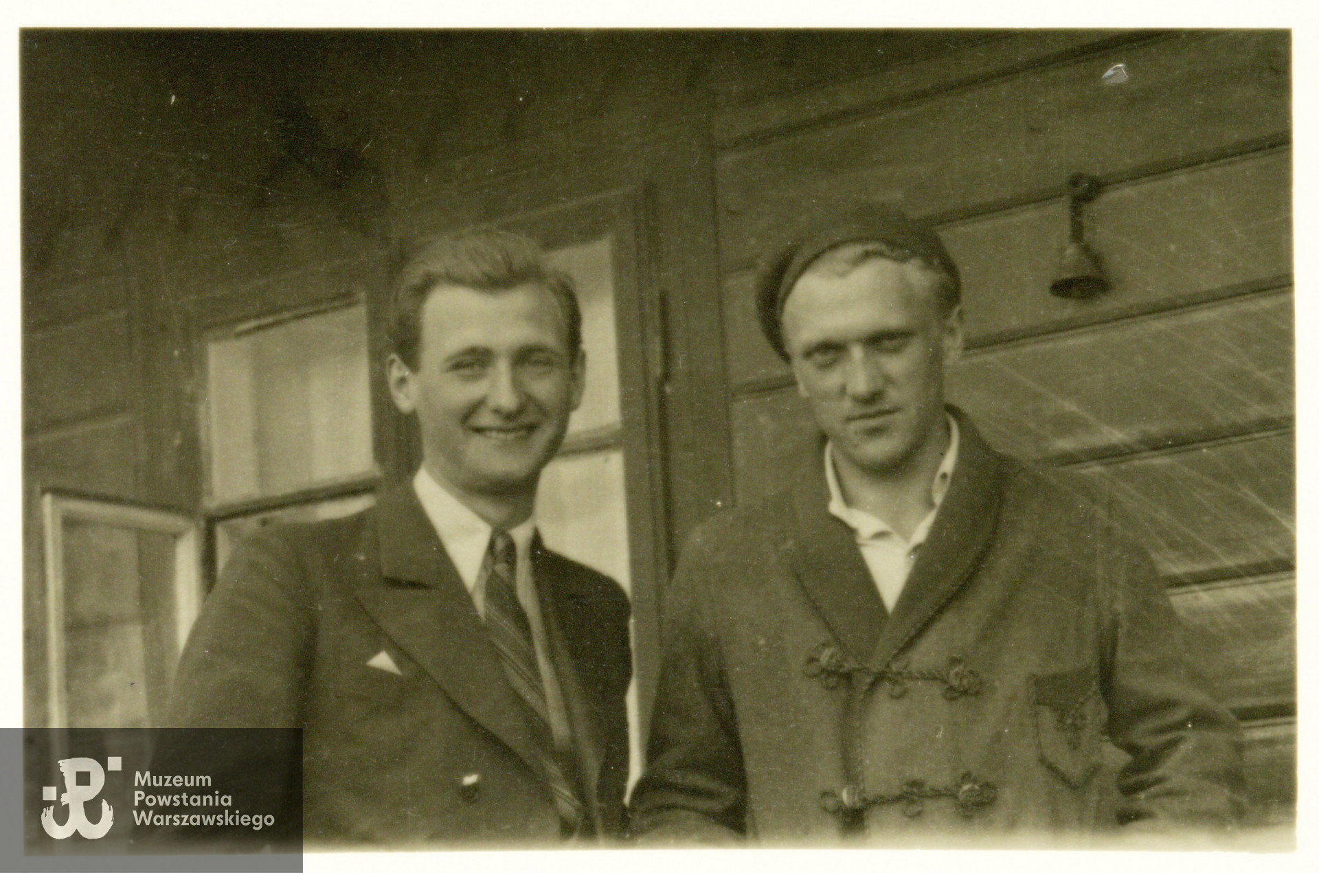 Janusz Sacewicz „As” (po lewej) i Jerzy Krzymowski „Jodła" (z prawej), Miętne koło Garwolina, okres okupacji niemieckiej. Fot. ze zbiorów rodzinnych p. Anny Krzymowskiej-Hachuły, córki Jerzego Krzymowskiego.