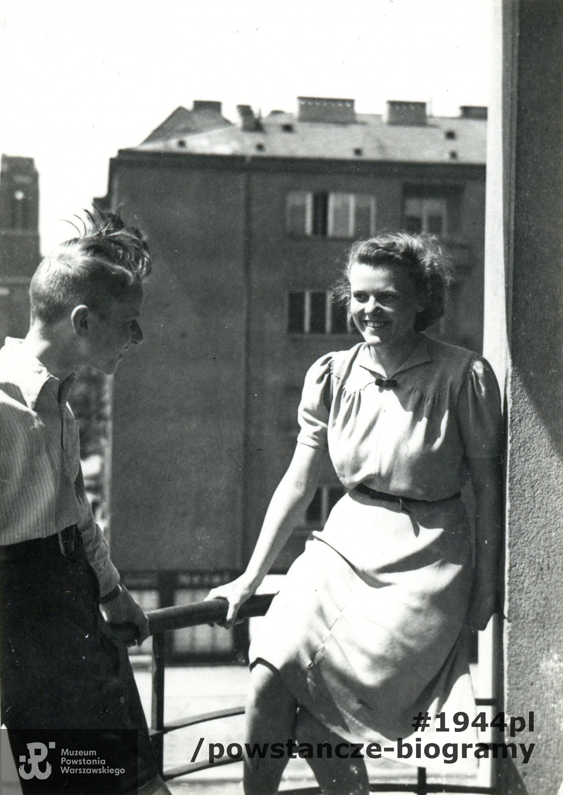 Fotografia powojenna - Warszawa, ul. Filtrowa 62, na balkonie mieszkania z młodszym bratem Józefem Rutkowskim, prawdopodobnie 1946 lub 1947 rok.  Fot. ze zbiorów rodzinnych udostępnione przez p. Jana Polaczka, syna Aliny Polaczkowej z d. Rutkowskiej ps. Alina