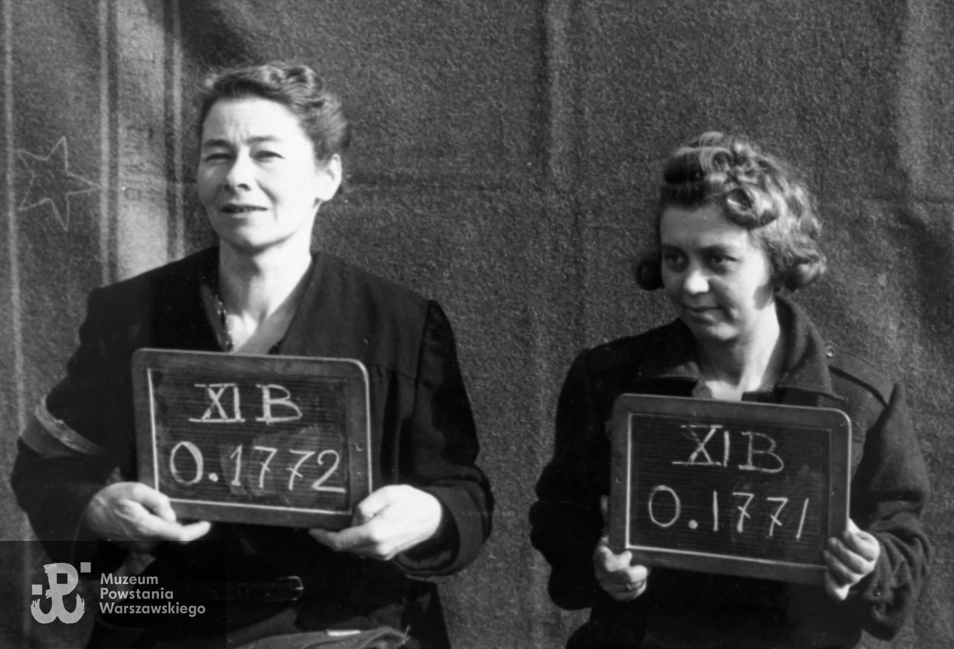 Fotografia z obozu jenieckiego w Fallingbostel XI B, wykonana 10.10.1944 r.  Z lewej z numerem jenieckim  O.1772 ppor. Maria Natanson-Sędzielowska "Eryka" z Komendy Głównej, z prawej  ppor. Aniela Płocharska-Marczewska "Anielka", numer jeńca O.1771. Fot. ze zbiorów Muzeum Powstania Warszawskiego, sygn. MPW-IH/4513