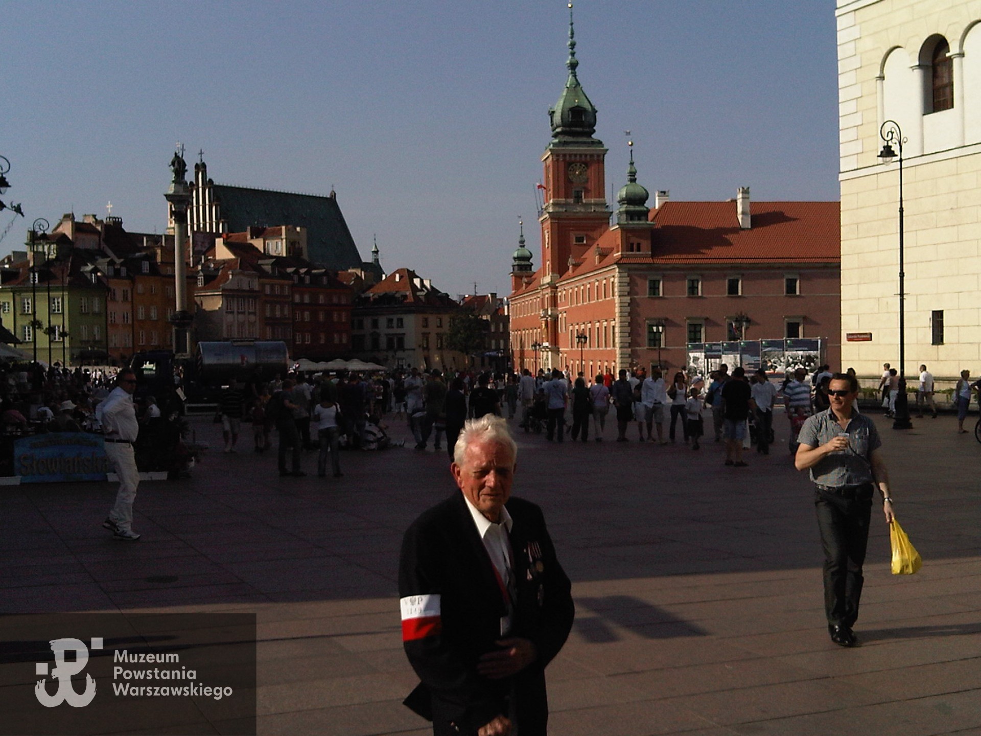Eugeniusz Roman Gawor "Gołąbek" w Warszawie, podczas obchodów 65. rocznicy wybuchu Powstania Warszawskiego w sierpniu 2009 r. W tle Plac Zamkowy i Zamek Królewski.  Fot. ze zbiorów rodzinnych, skan nadesłał syn, Krzysztof (Chris) Gawor. 