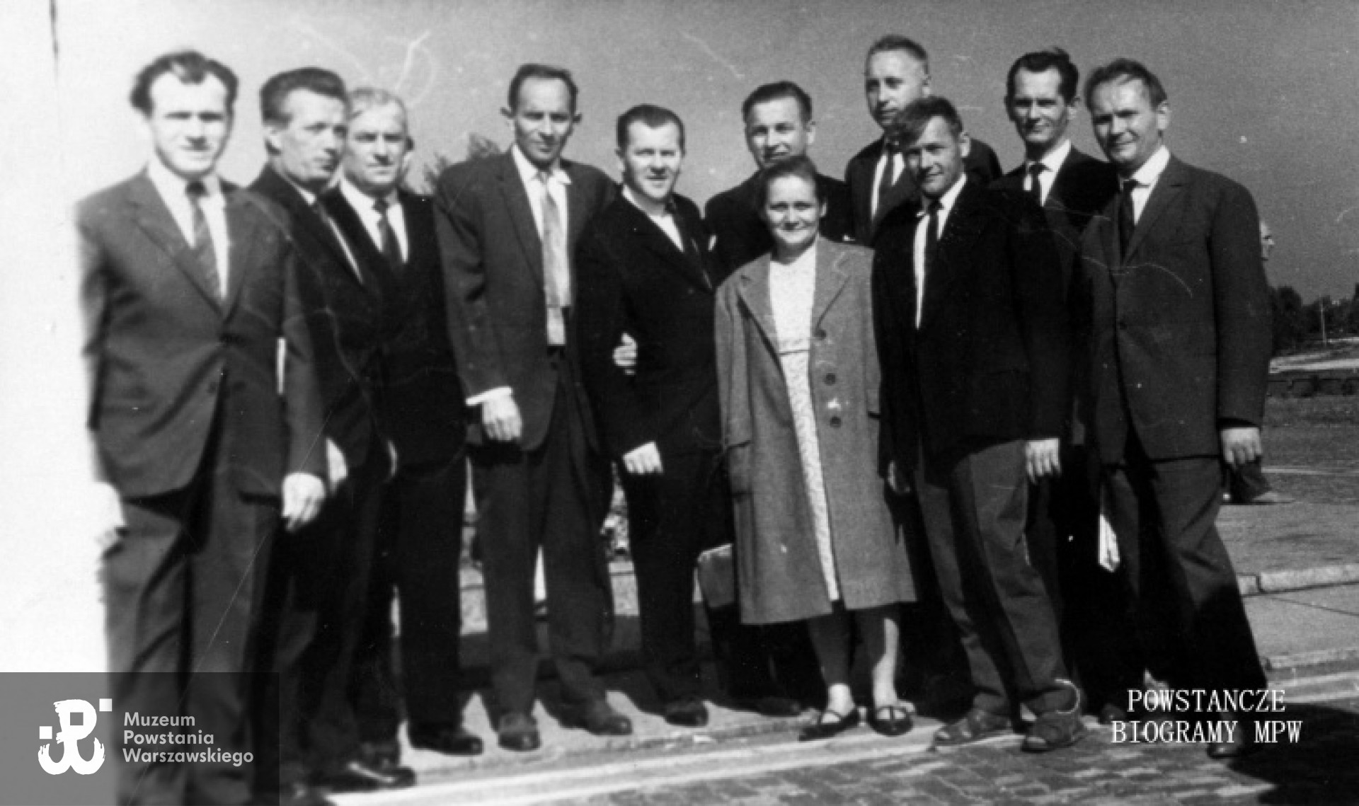 Spotkanie rocznicowe żołnierzy plutonu 1140 przy Płycie Desantu Czerniakowskiego - Warszawa, ul. Solec) Na zdjęciu : Wacław Wagner "Furman", Tadeusz Bajszczak "Mewa", Janusz Fręckiewicz "Wicher", Adam Kruszewski "Ułan", Zbigniew Grabowicz "Mak", Aleksander Szczypiński "Nieznany", Stanisław Galle "Blondyn", Ryszard Domański "Lew", Stanisław Grzeliński "Rybka". Na przedzie stoją Genowefa Święk "Gienia" i Marian Dobrzański "Jeleń". Z archiwum Stanisława Grzelińskiego.