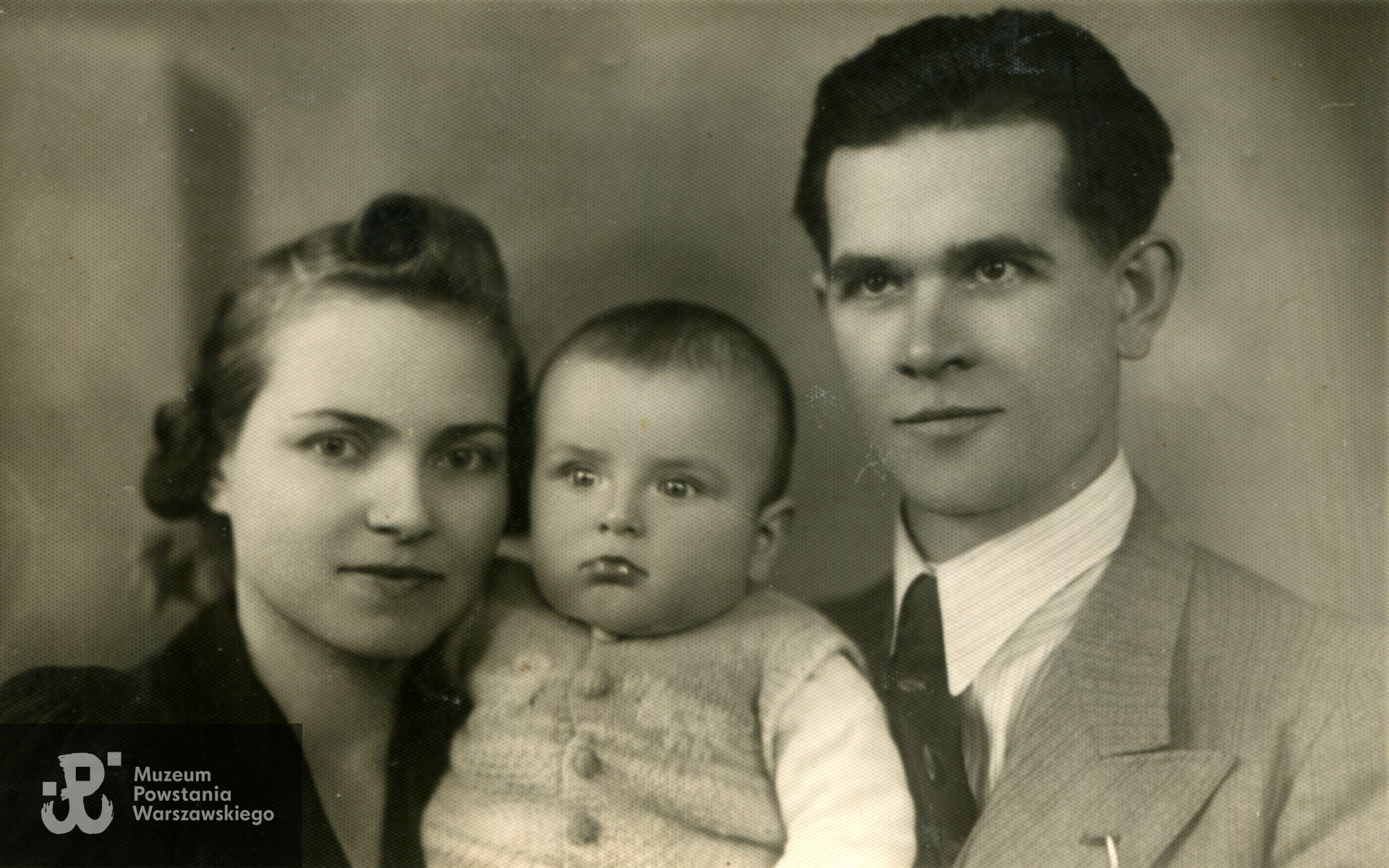 Władysław Chomczyński ps. Chomik z żoną Marianną Chomczyńską i synem Piotrem, 1943 rok. Fot. ze zbiorów rodzinnych p. Jadwigi Maik-Kukowskiej i p. Jacka Kukowskiego