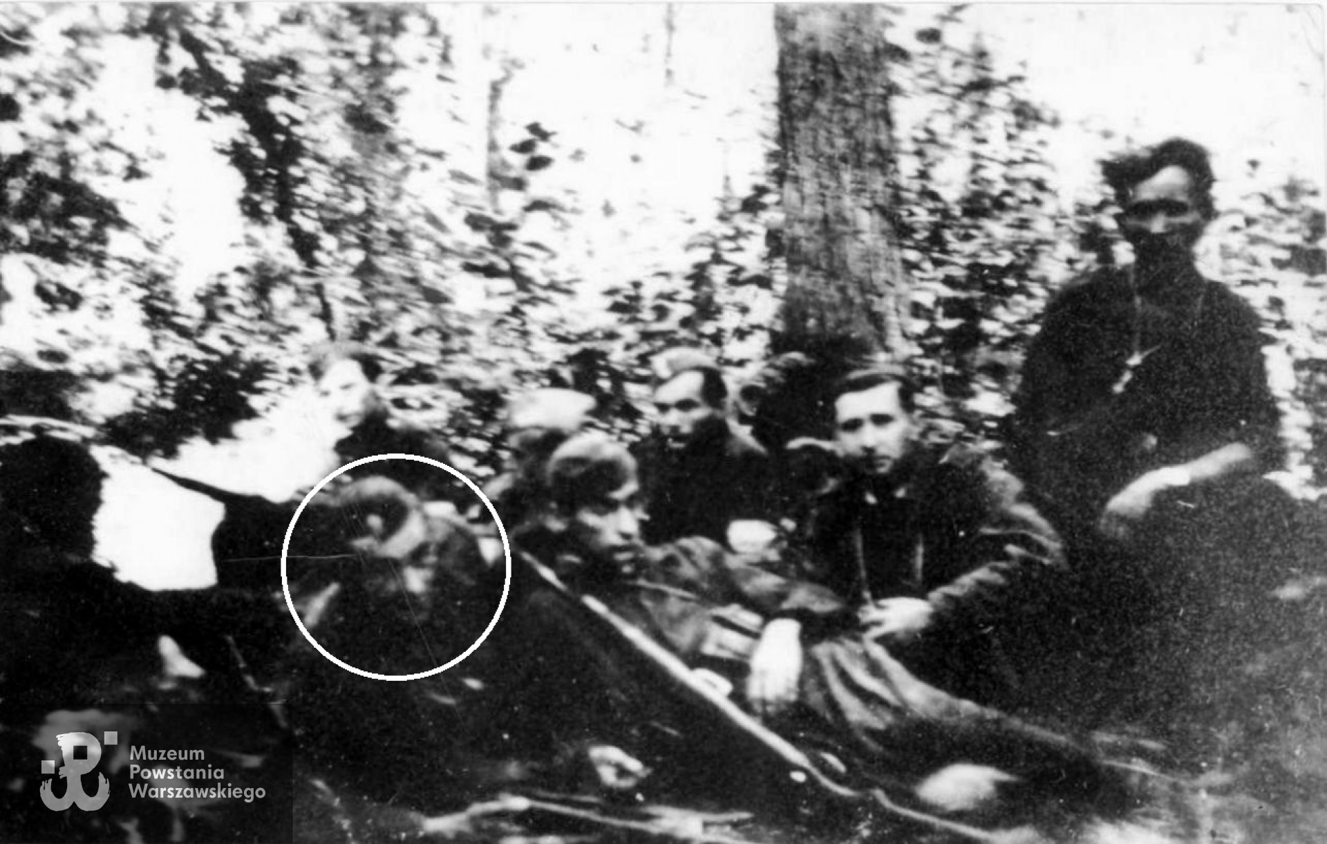 Fotografia ze zbiorów rodzinnych przedstawiająca żołnierzy w okolicach Grójca, 1944 r.  W zaznaczeniu Jerzy Kazimierz Hermanowski. Identyfikacji dokonała córka Powstańca. Skan ze zbiorów rodzinnych p. Ewy Mączewskiej z domu Jastrzębiec - Hermanowskiej.