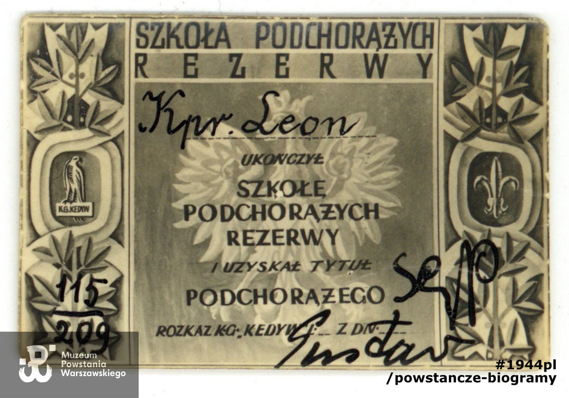  Zminiaturyzowany dyplom ukończenia Szkoły Podchorążych Rezerwy przekazany wraz z pudełkiem po zapałkach, w którym był przechowywany. Dyplom wręczony 26.05.1944 po ukończeniu szkolenia w ramach Szarych Szeregów (klasa D-27 - kryptonim "Dorota"). Wręczenie dyplomu odbyło się przy ul. Marszałkowskiej 25 lub 27 w budynku gimnazjum i liceum żeńskiego. Na dyplomie widoczne podpisy komendanta Kedywu KG ppłk. "Sępa" (Jana Mazurkiewicza) i kpt. "Gustawa" (Eugeniusza Konopackiego - komendanta "Agricoli"). Ze zbiorów Muzeum Powstania Warszawskiego, sygn. MPW-A/1834 (P/7638/13), dar p. Leona Skórzewskiego.