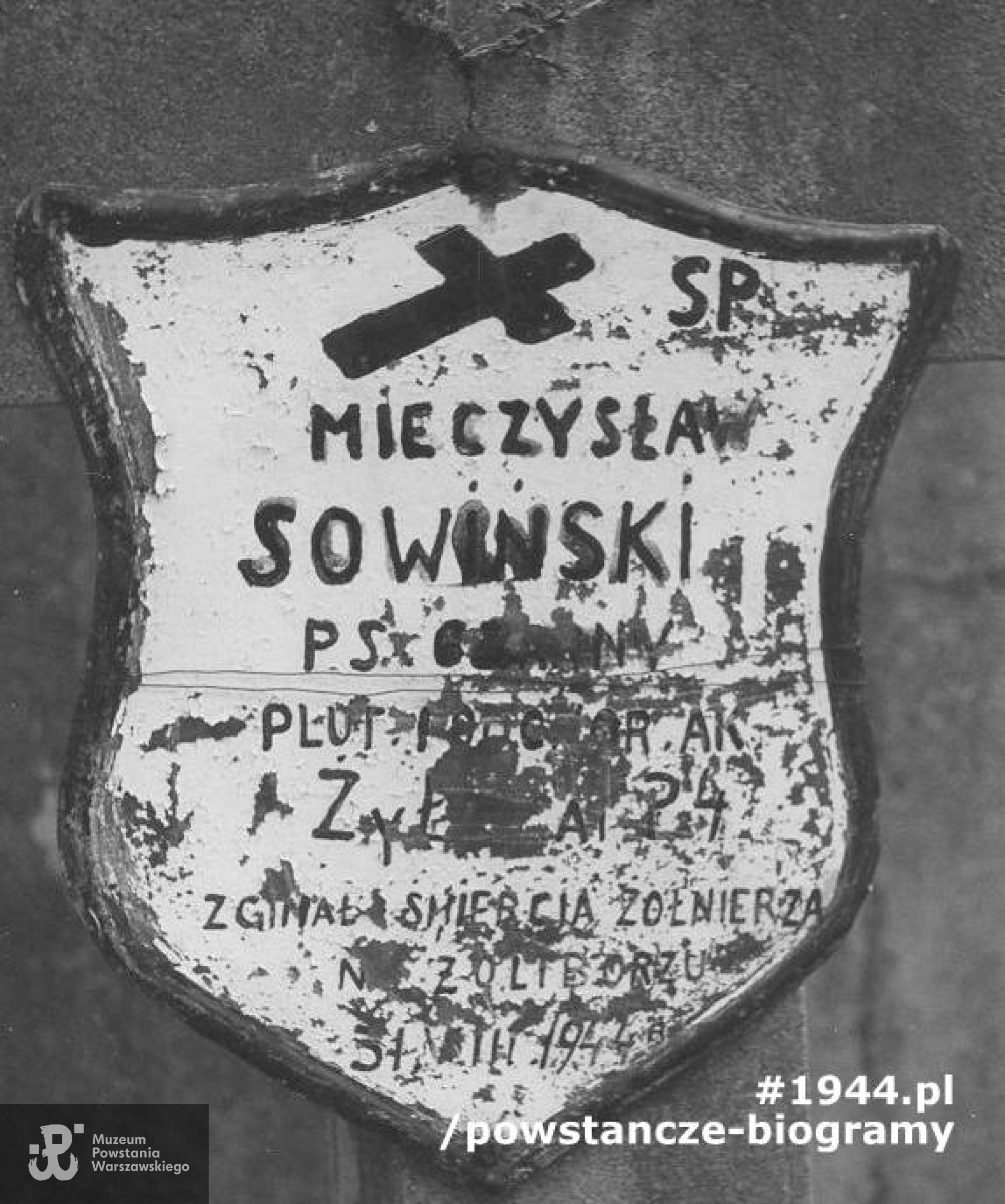 Stara tabliczka nagrobna z mogiły Mieczysława Sowińskiego na Powązkach Wojskowych. Fot. materiały do Słownika Biograficznego Uczestników PW - arch. A. Dławichowskiego