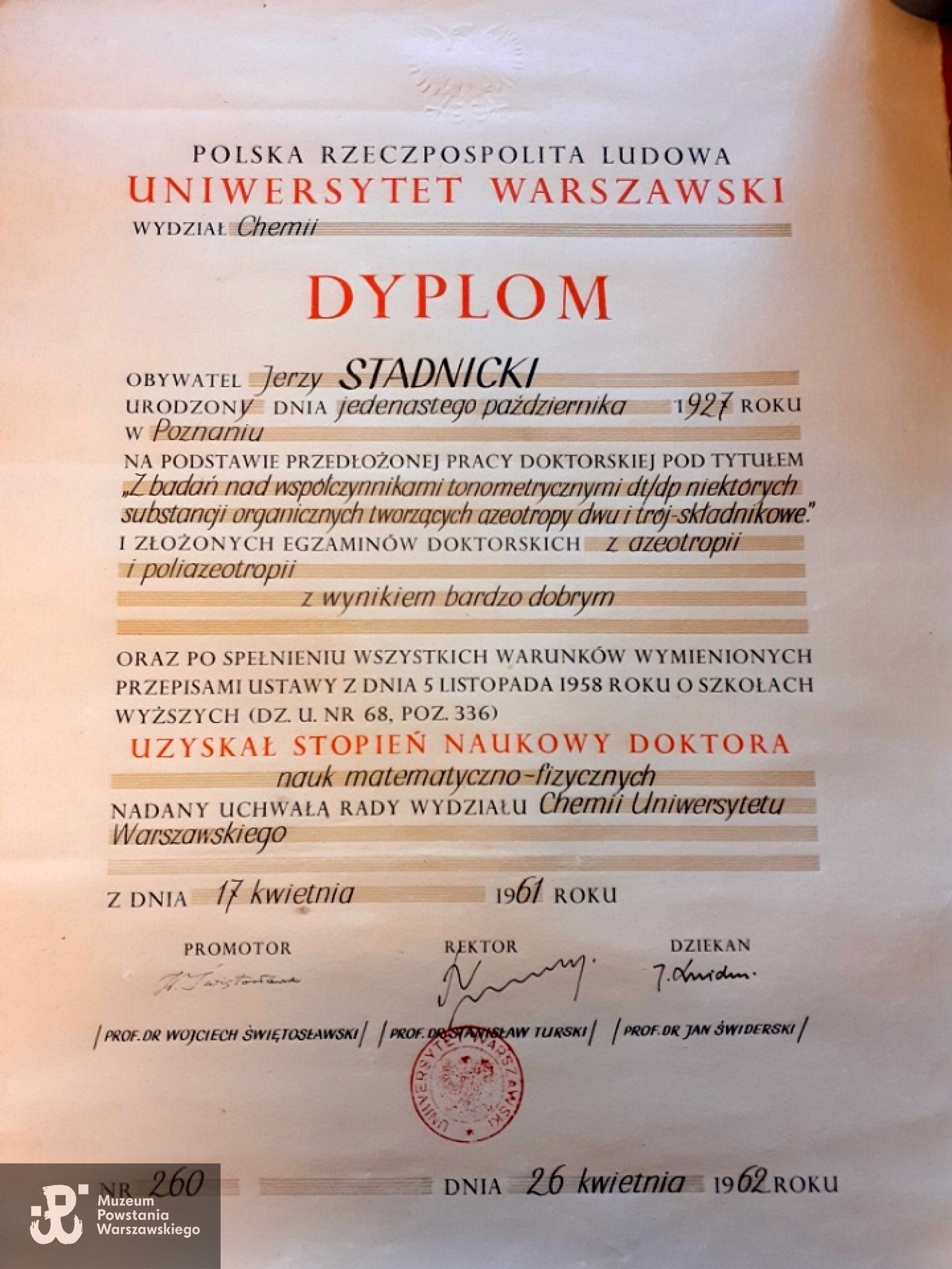 17.04.1961 roku uchwałą Rady Wydziału Chemii Uniwersytetu Warszawskiego uzyskał stopień naukowy doktora nauk matematyczno-fizycznych.