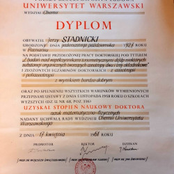 17.04.1961 roku uchwałą Rady Wydziału Chemii Uniwersytetu Warszawskiego uzyskał stopień naukowy doktora nauk matematyczno-fizycznych.